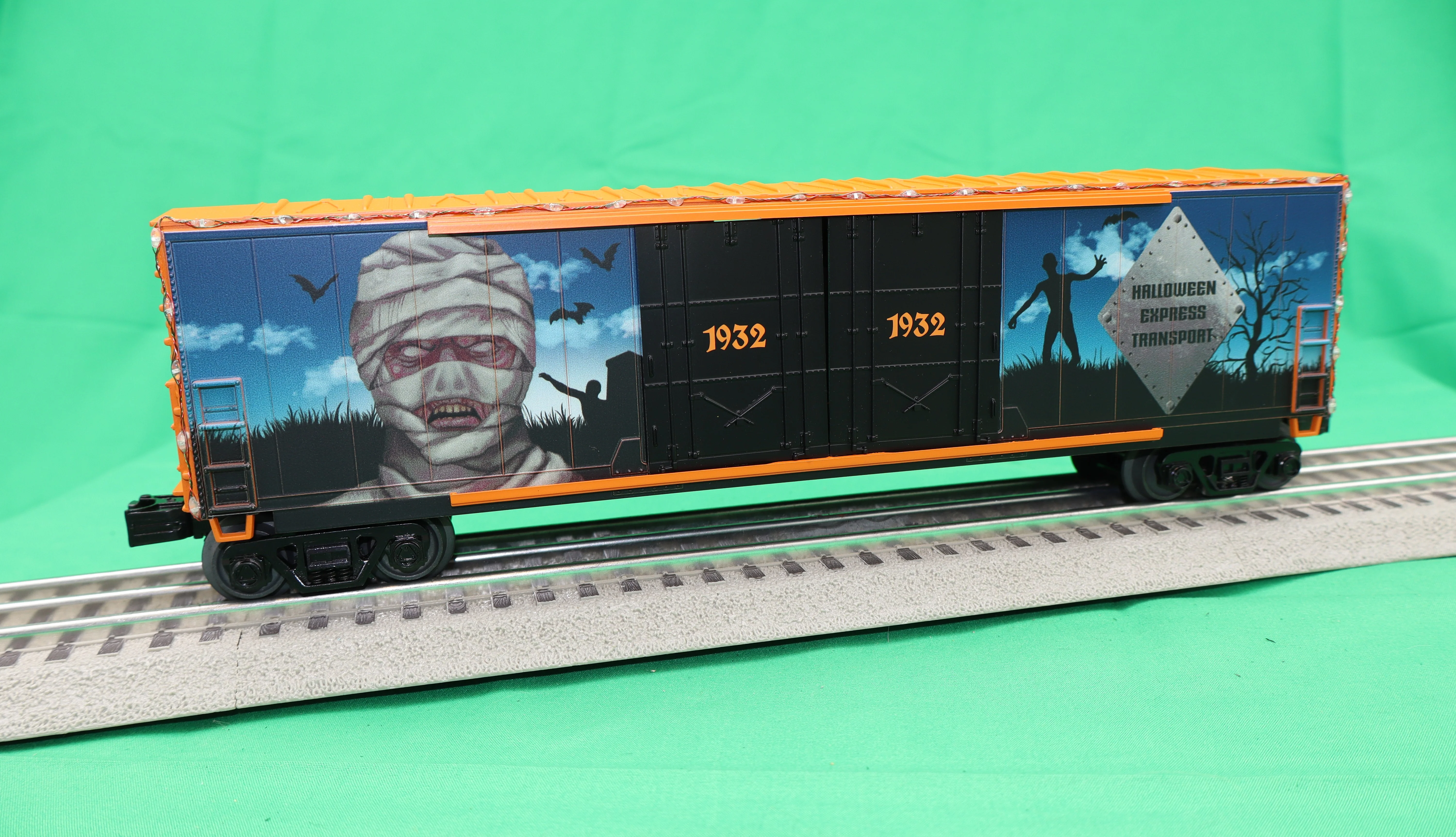 MTH 30-70149 - 50’ Double Door Plugged Box Car Set "Halloween" w/ LED Lights Set (4-Car) - Image 3