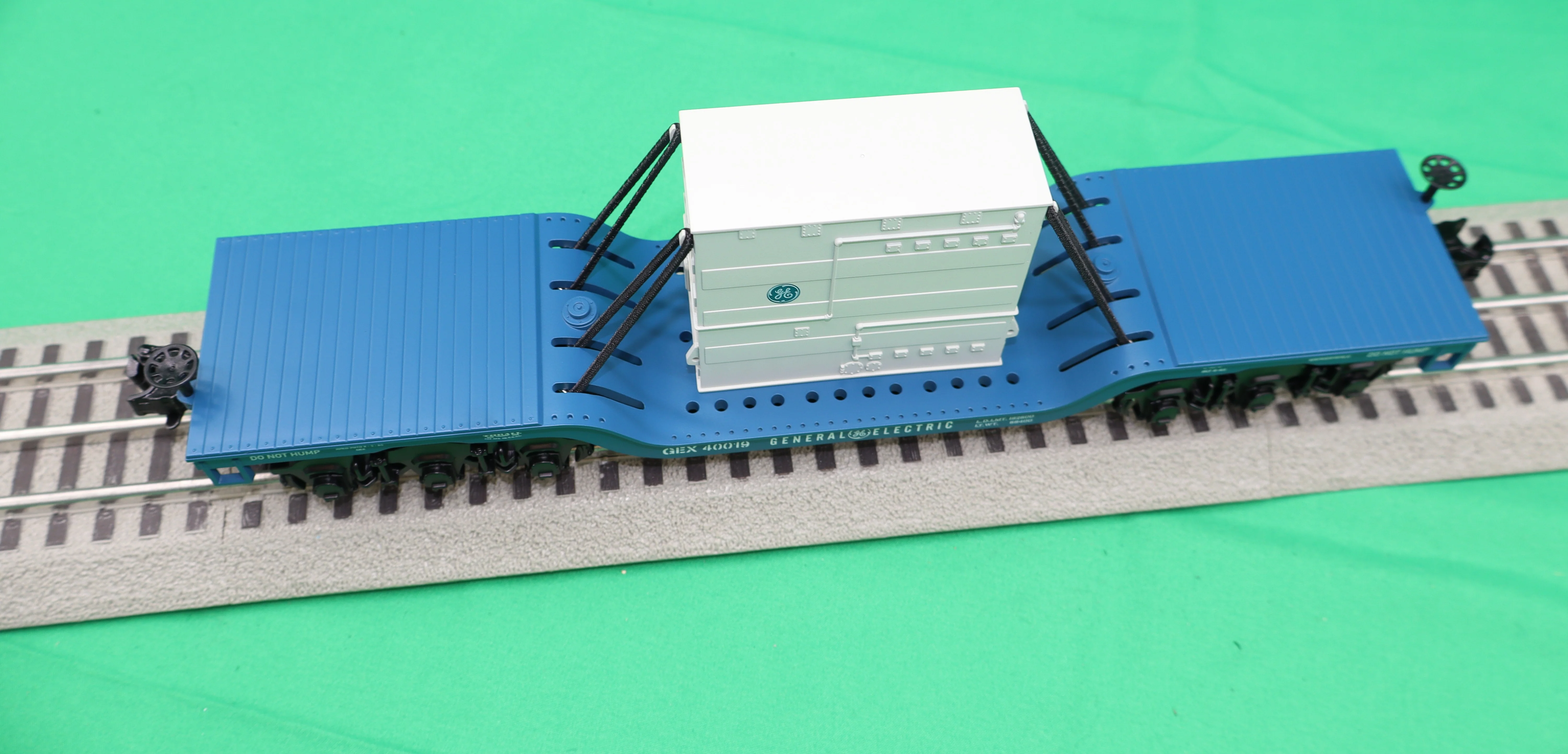 MTH 30-76931 - Dep. Center Flat Car "General Electric" #40019 w/ Transformer Load - Image 2