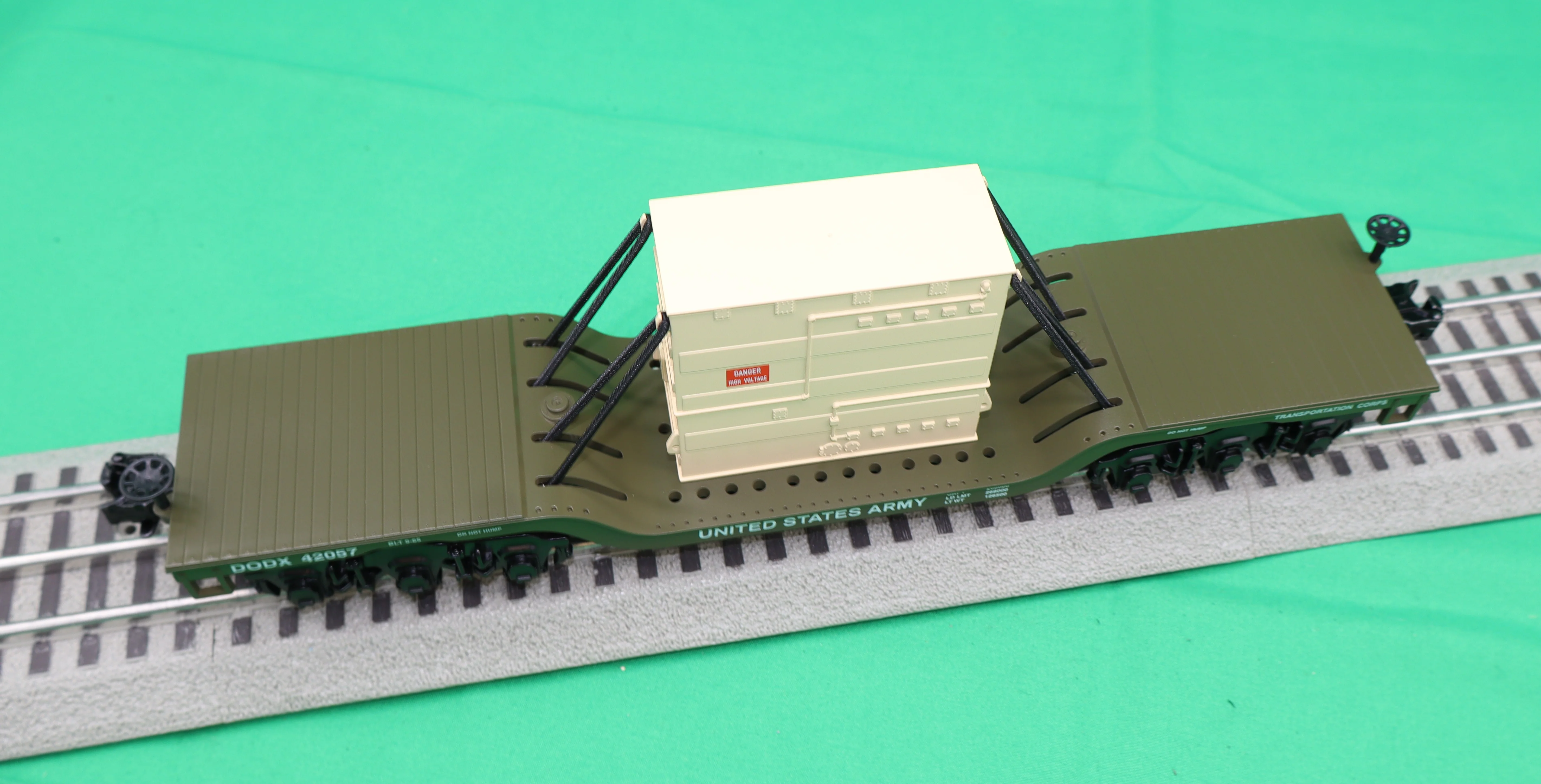 MTH 30-76932 - Dep. Center Flat Car "U.S. Army" #42057 w/ Transformer Load - Image 2