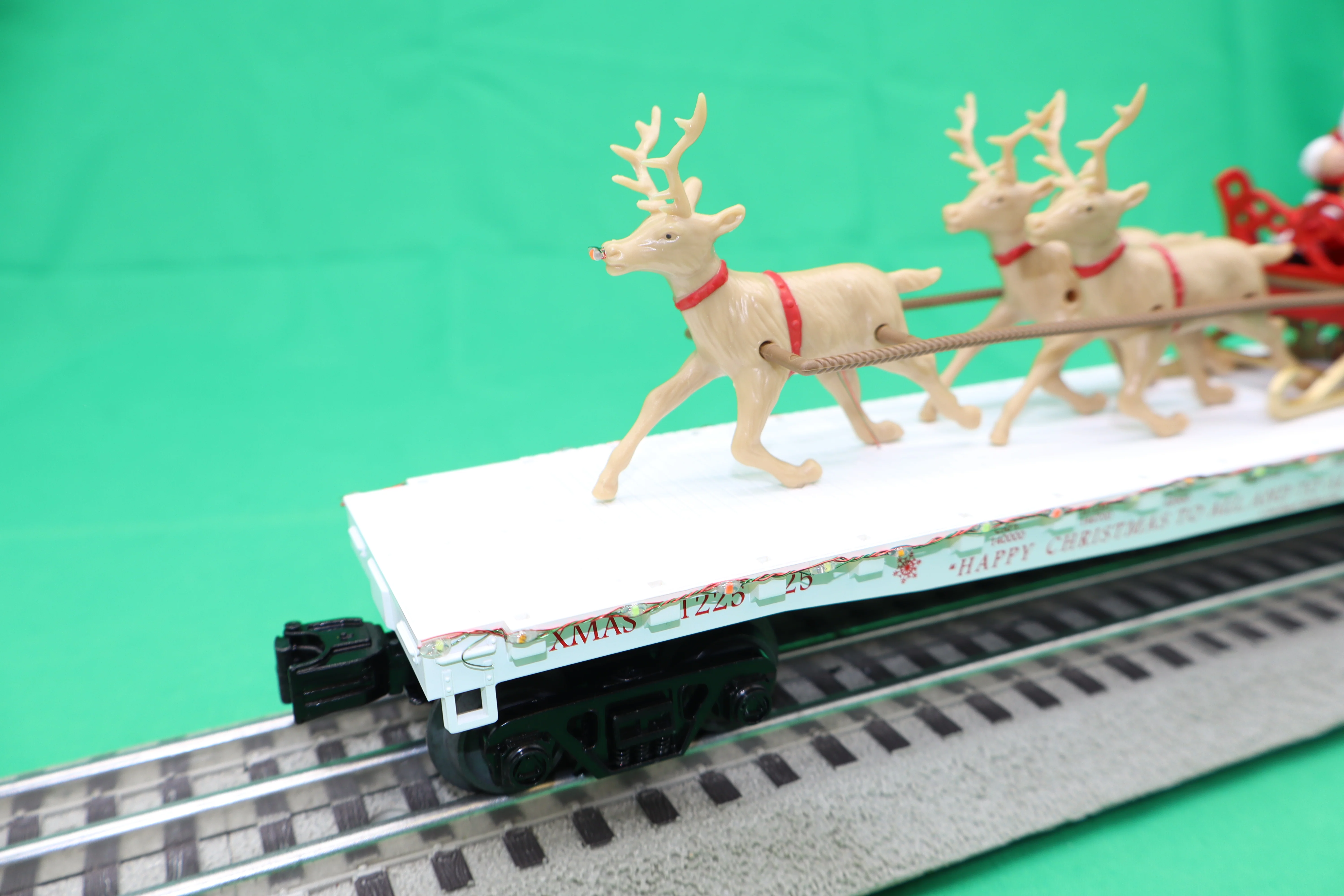 MTH 30-76941 - Flat Car "Christmas" #122525 w/ LED Lights, Santa Sleigh & Reindeer - Image 2