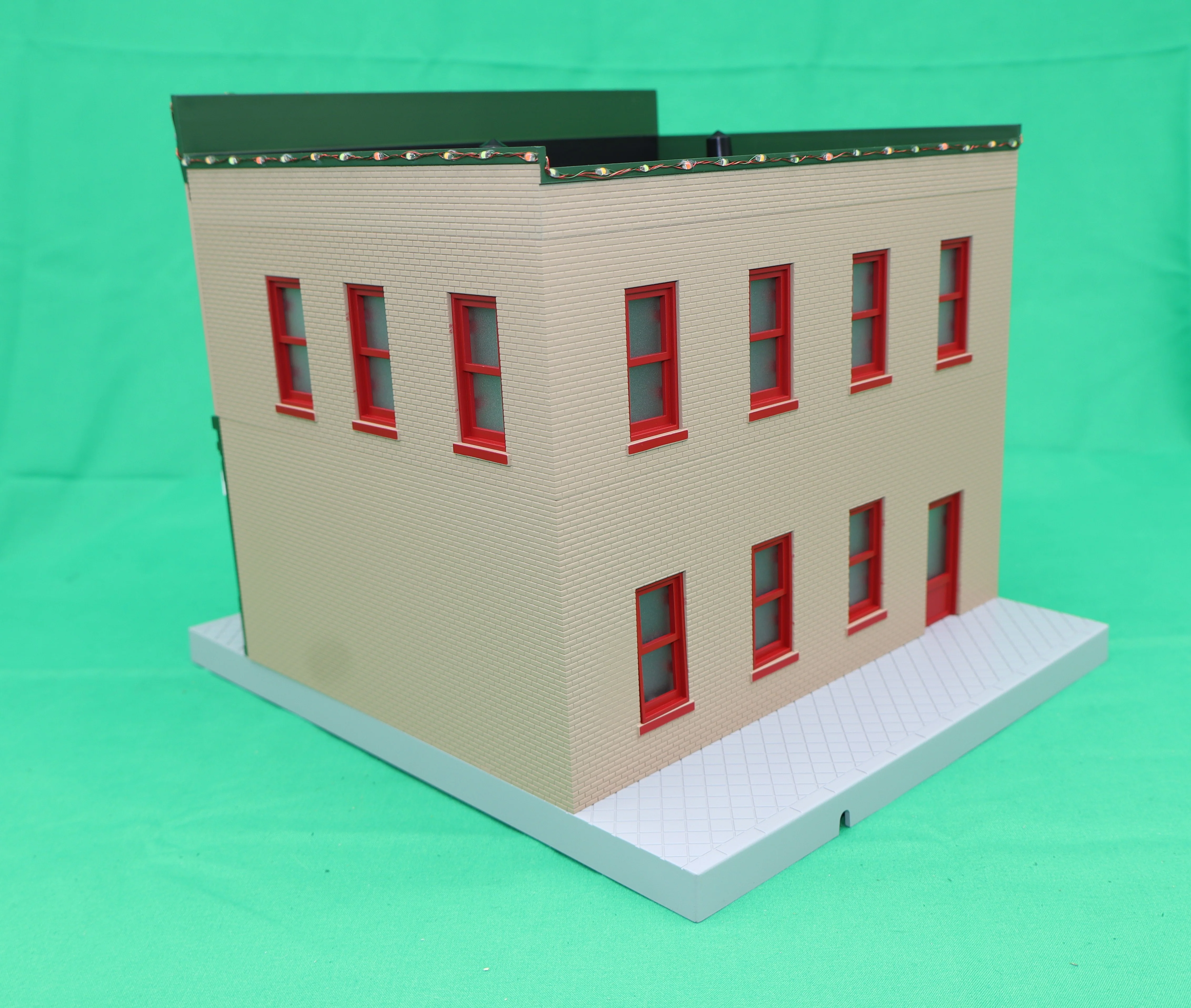 MTH 30-90736 - 2-Story City Building 1 "Christmas" w/ LEDs - Image 3