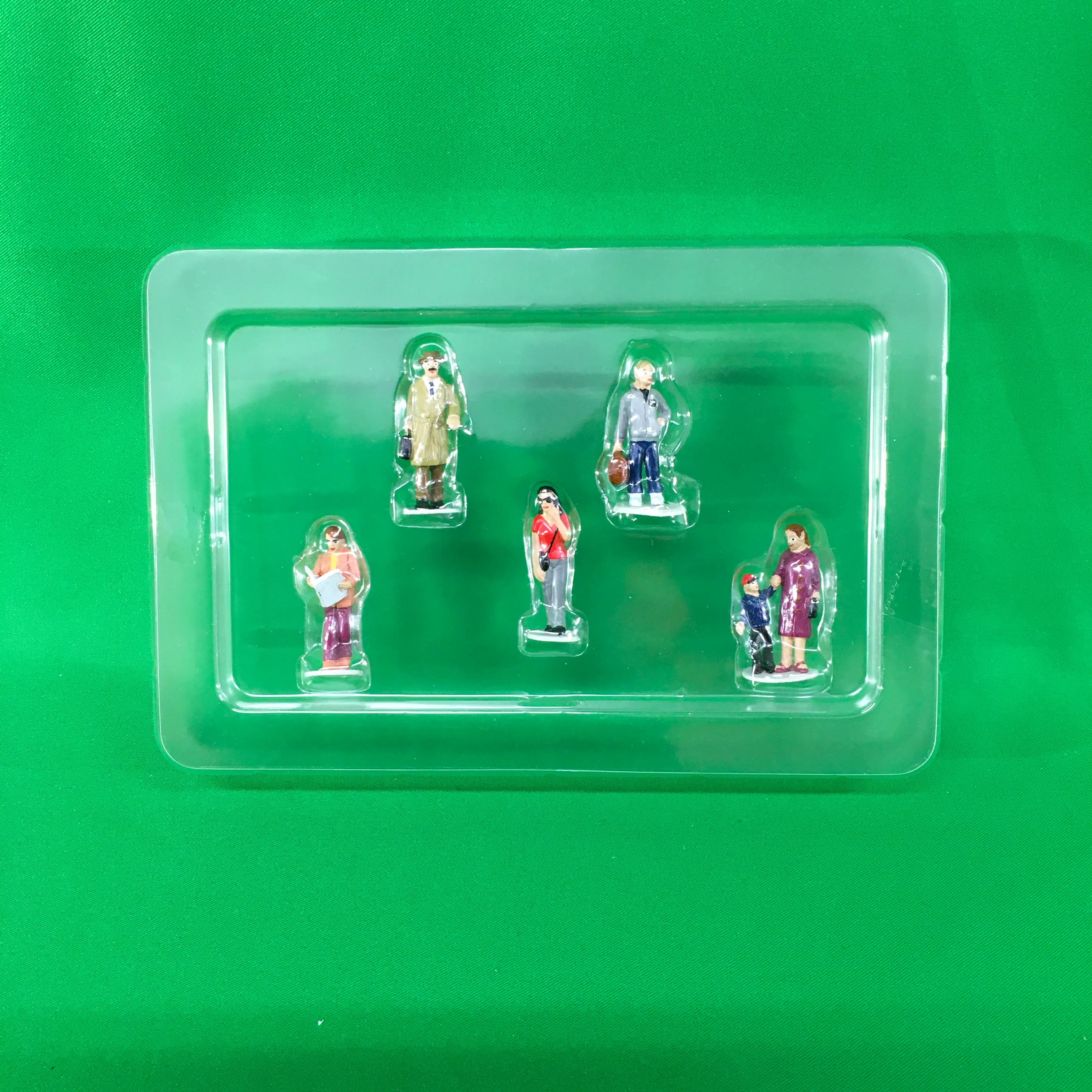 Lionel 6-24244 - Commuter People Pack - Image 3