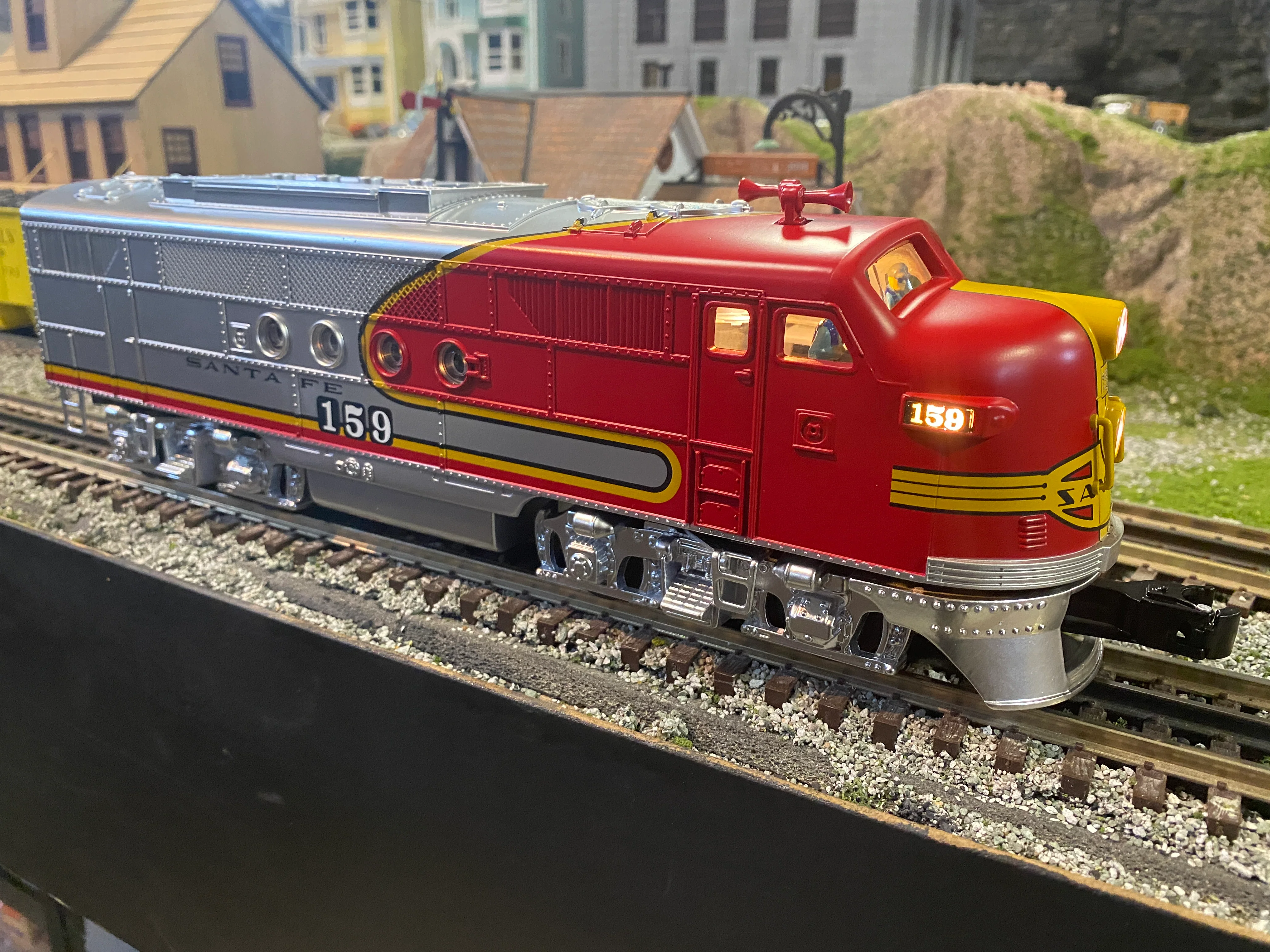 Lionel 6-84719 - LionChief "Santa Fe" Super Chief Set w/ Bluetooth 4.0