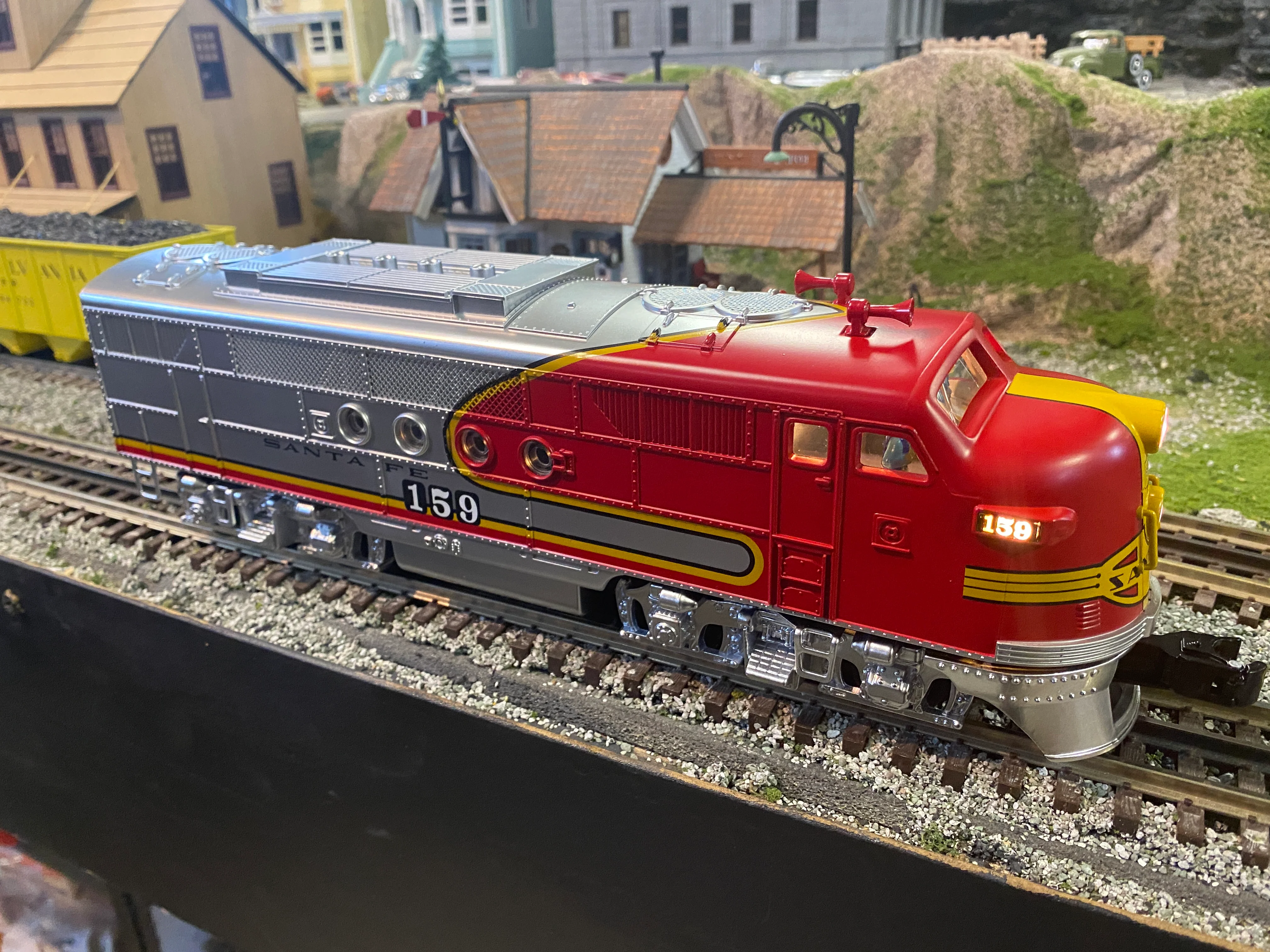 Lionel 6-84719 - LionChief "Santa Fe" Super Chief Set w/ Bluetooth 4.0 - Image 2