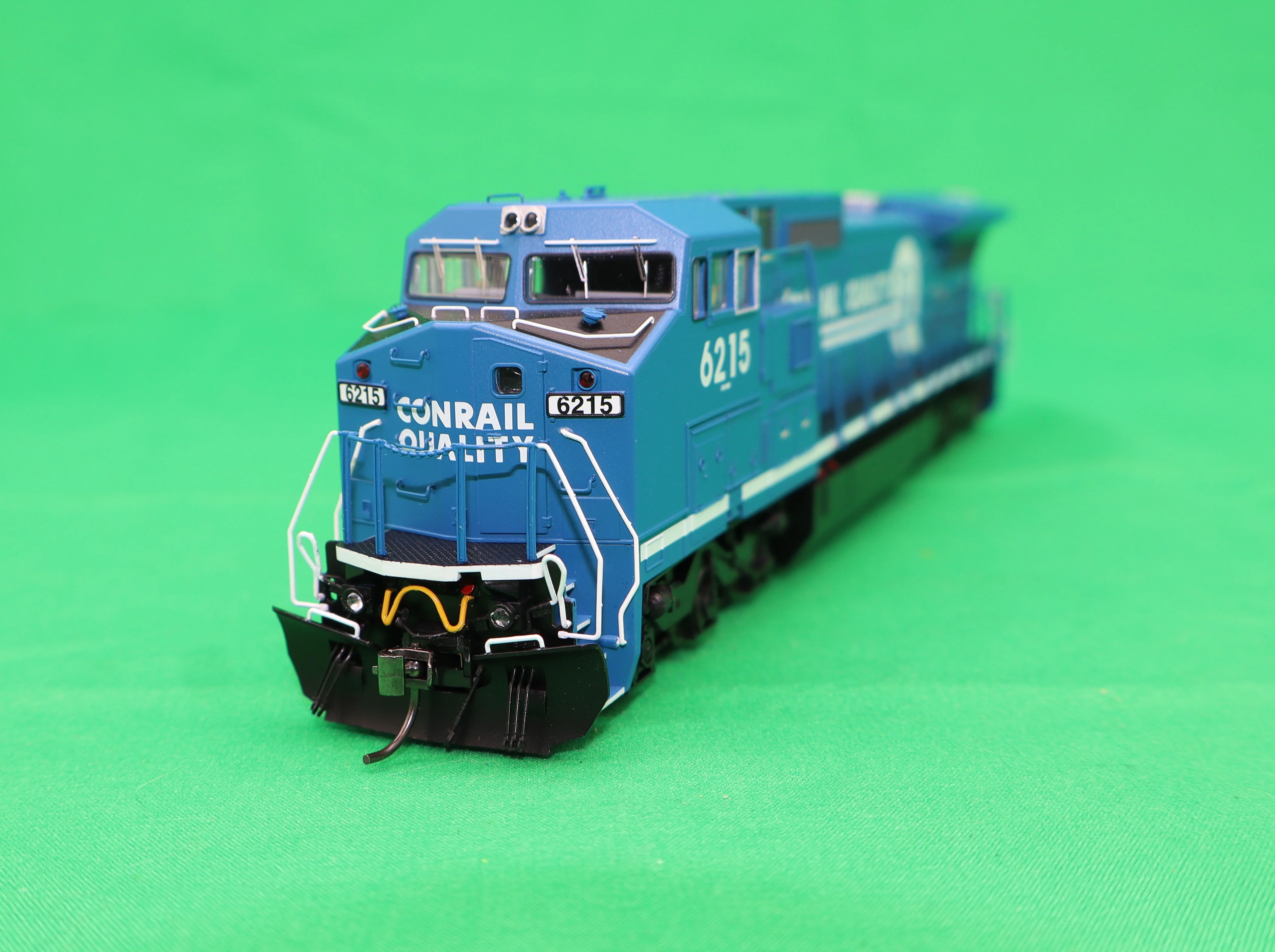 Atlas HO 10004503 - Master - Gold - Dash 8-40 CW Diesel Locomotive "Conrail Quality" #6215 - Image 2