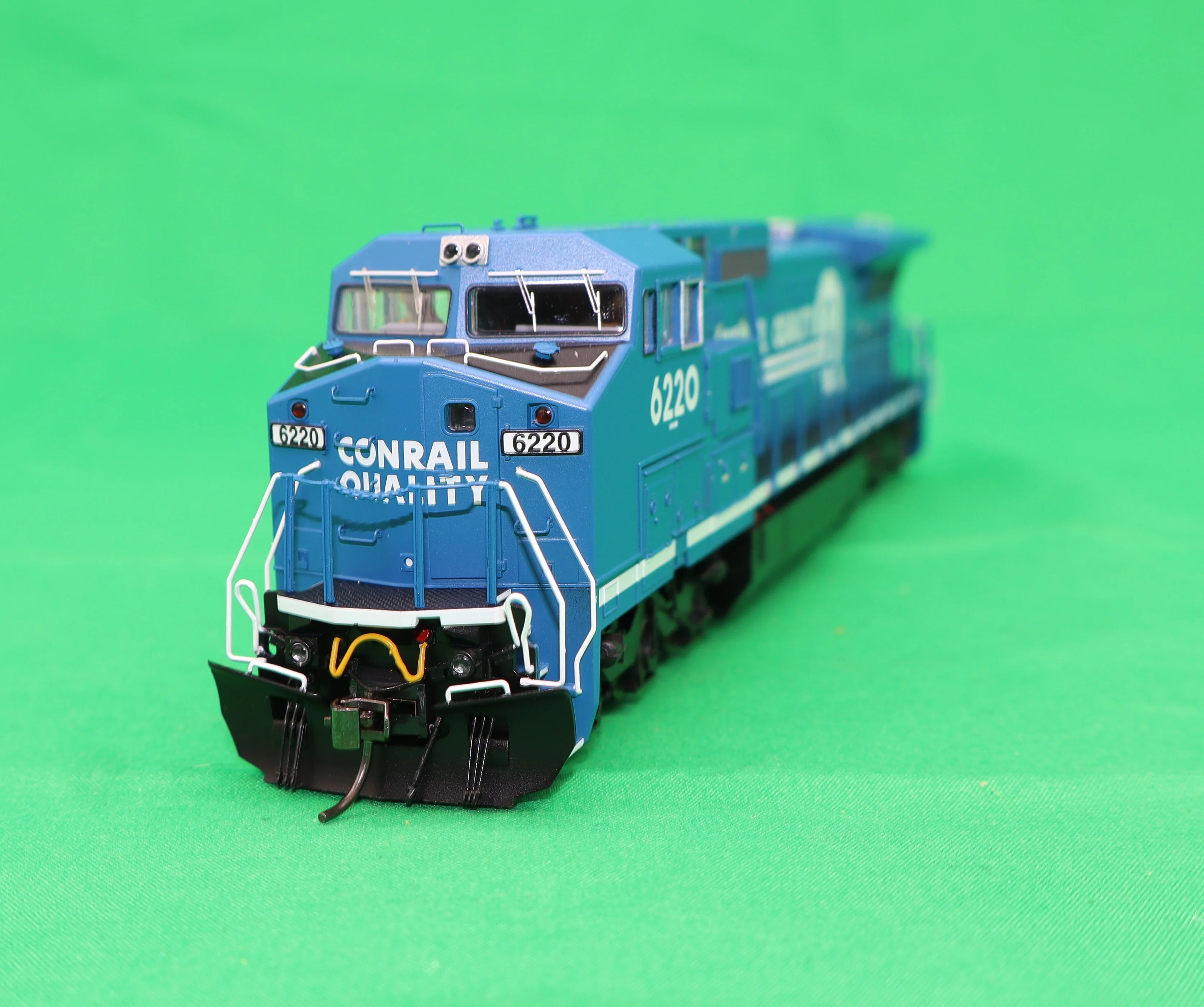 Atlas HO 10004504 - Master - Gold - Dash 8-40 CW Diesel Locomotive "Conrail Quality" #6220 - Image 2