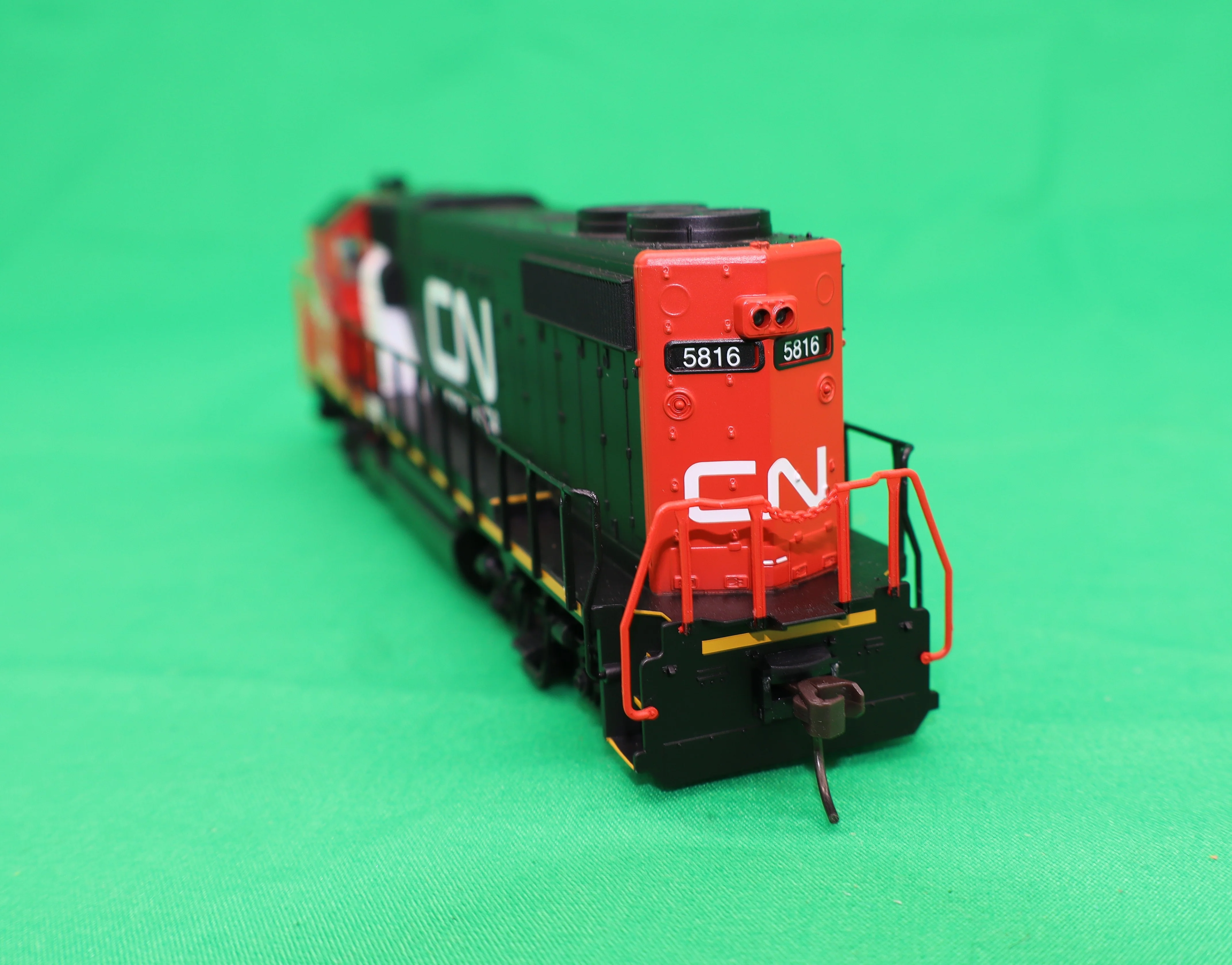 Atlas HO 10004572 - Trainman® - Gold Model - GP38-2 Diesel Locomotive "Canadian National" #5816 (GTW) - Image 3