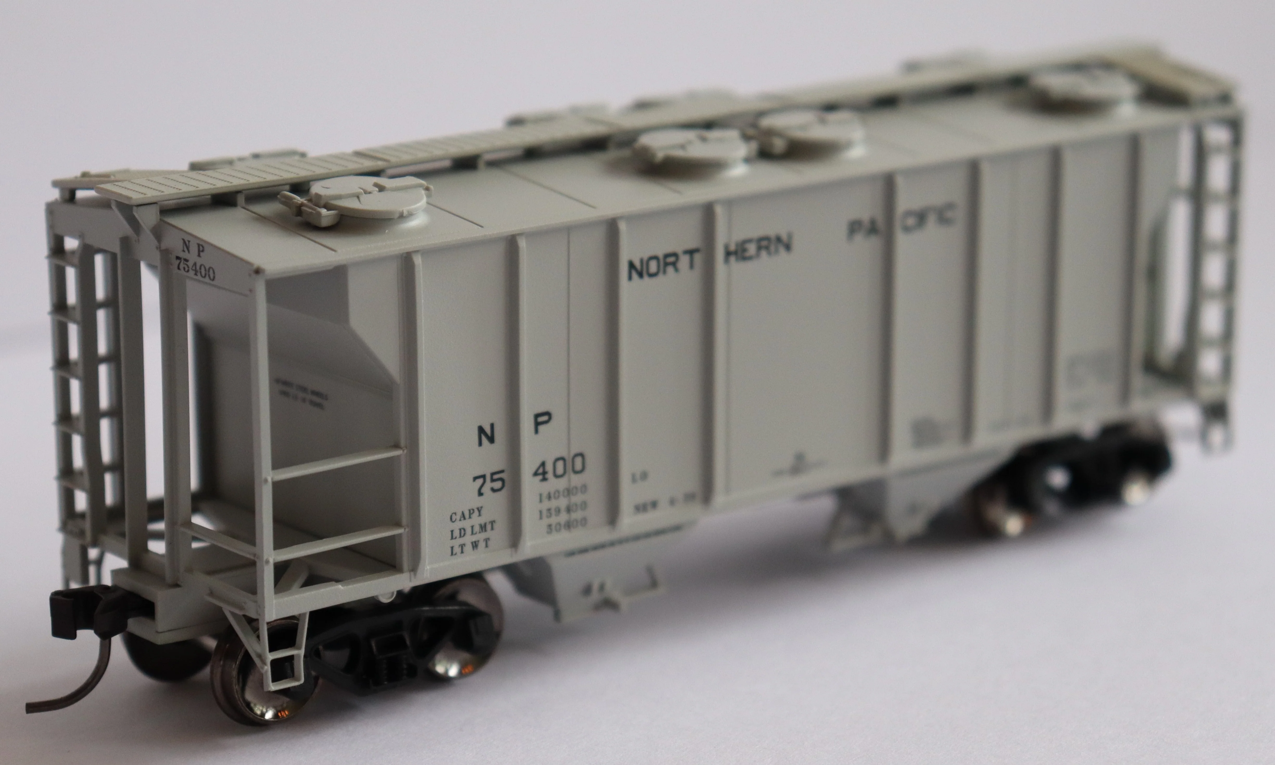 Atlas HO 20006566 - Trainman - PS-2 Covered Hopper Car "Northern Pacific" #75446 - Image 3