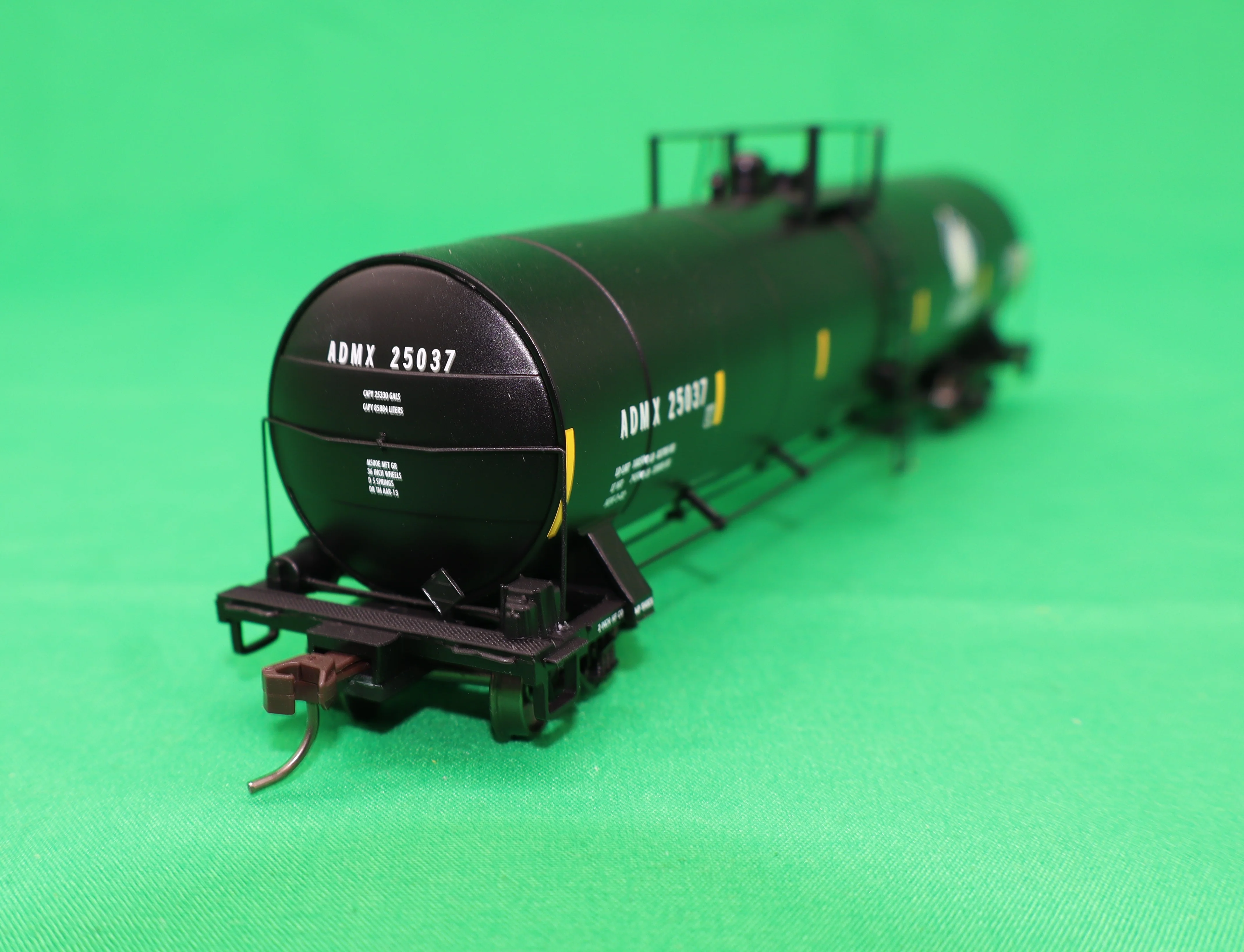 Atlas HO 20 007 625 - Master - ACF 23,500 Gallon Tank Car "ADMX" #25037 (Leaf) - Image 2