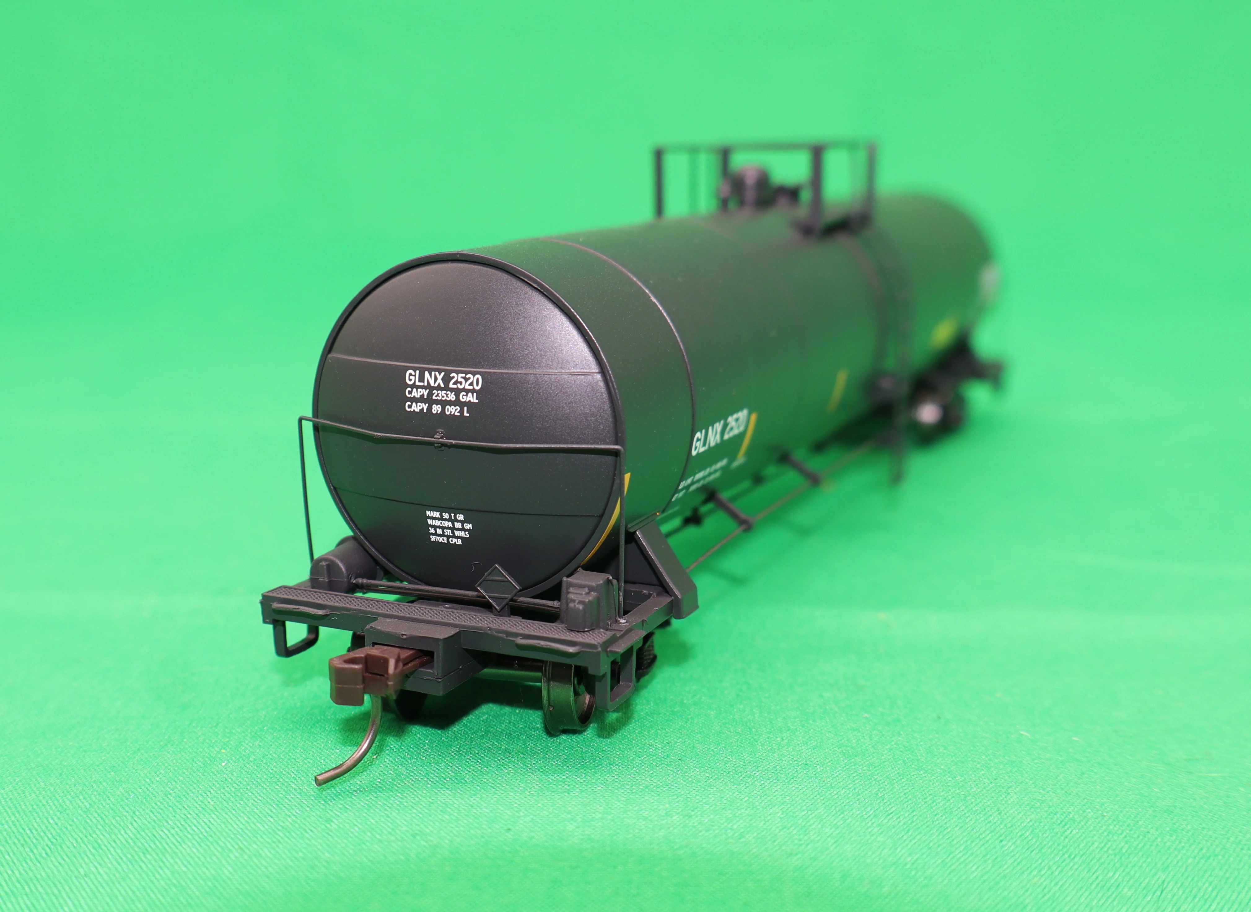 Atlas HO 20 007 626 - Master - ACF 23,500 Gallon Tank Car "GLNX" #2520 - Image 2