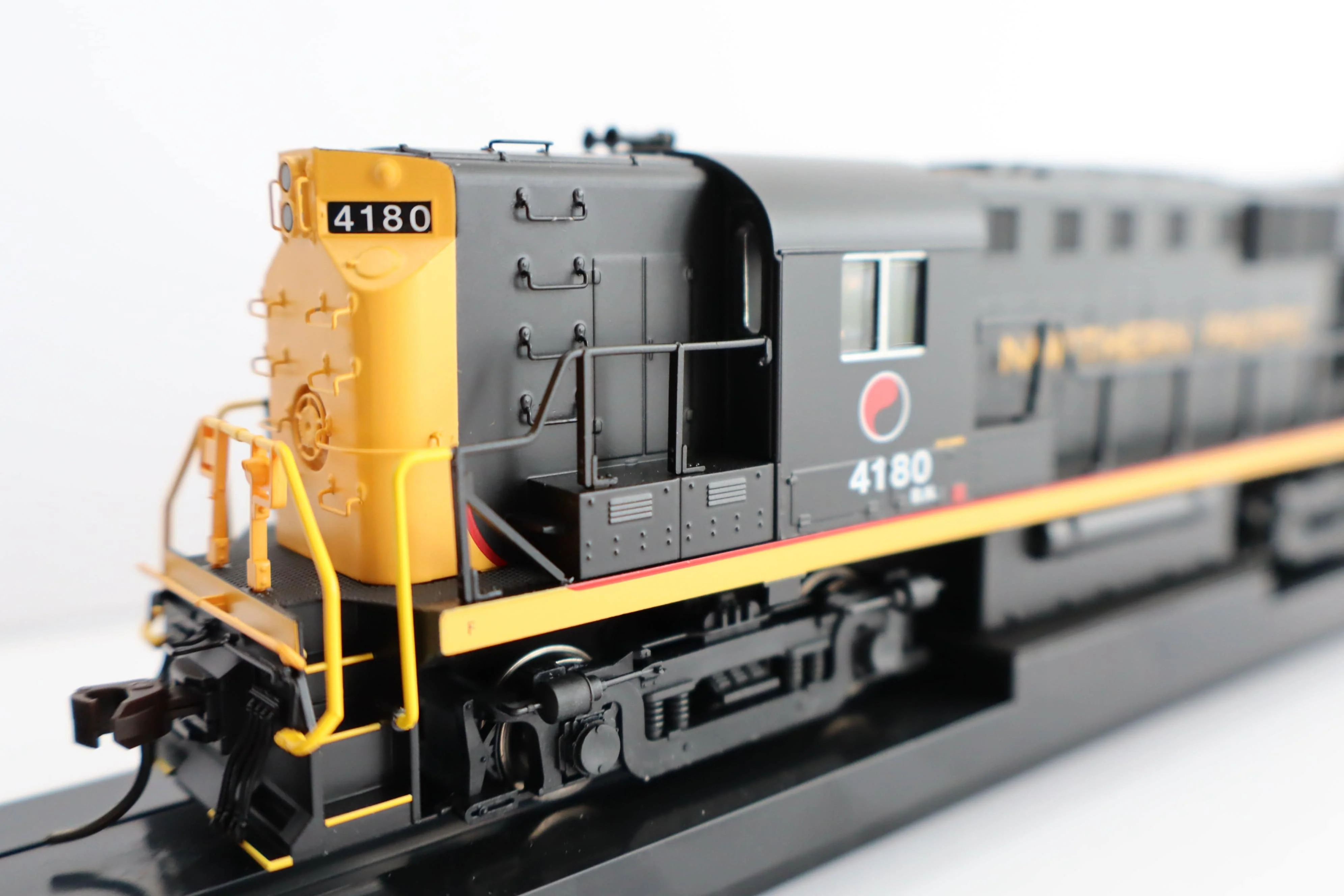 Atlas HO 10004534 - Gold Model - ALCo RS-11 Diesel Locomotive "Burlington Northern" #4180 (Northern Pacific patch) - Image 2
