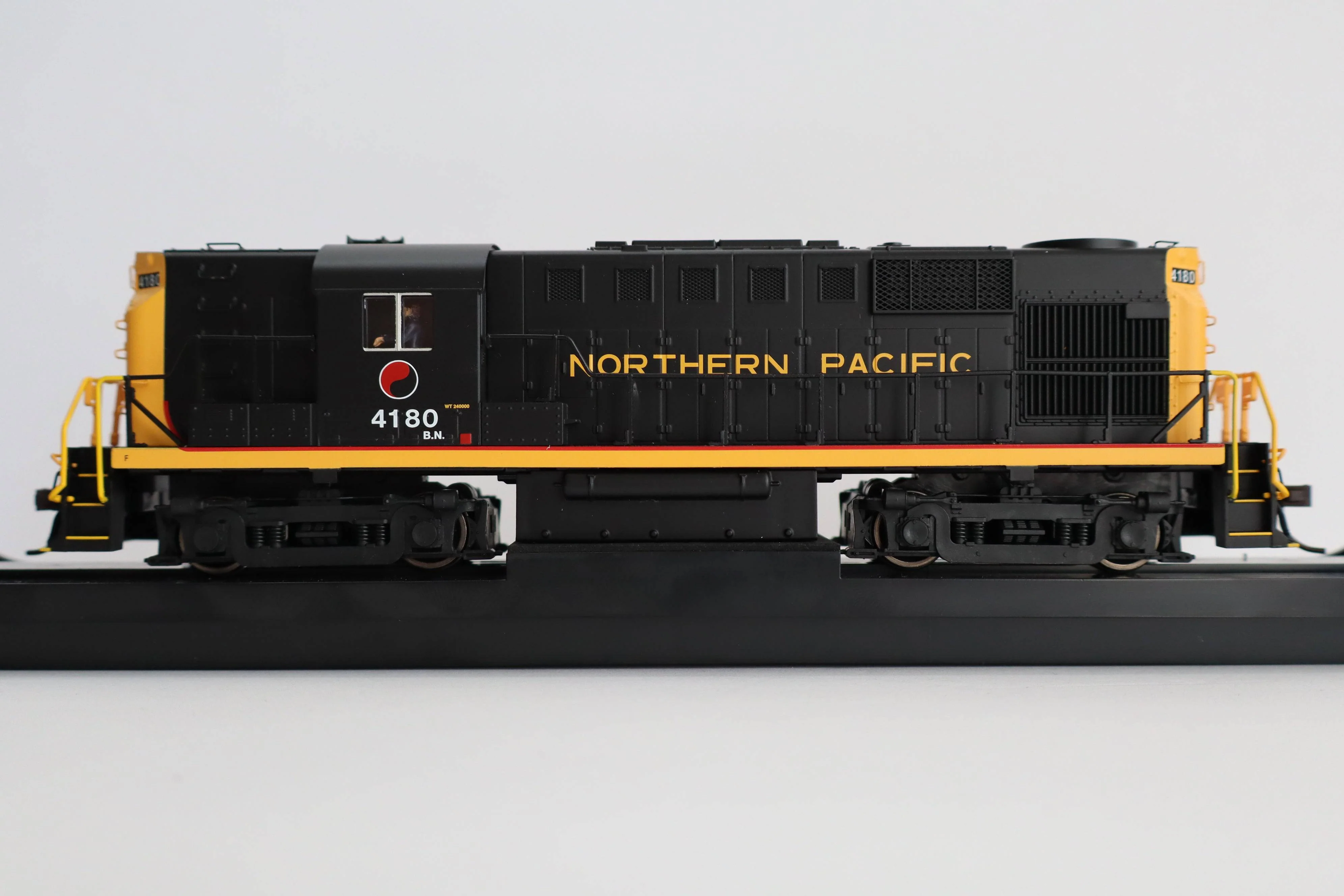 Atlas HO 10004535 - Gold Model - ALCo RS-11 Diesel Locomotive "Burlington Northern" #4183 (Northern Pacific patch)