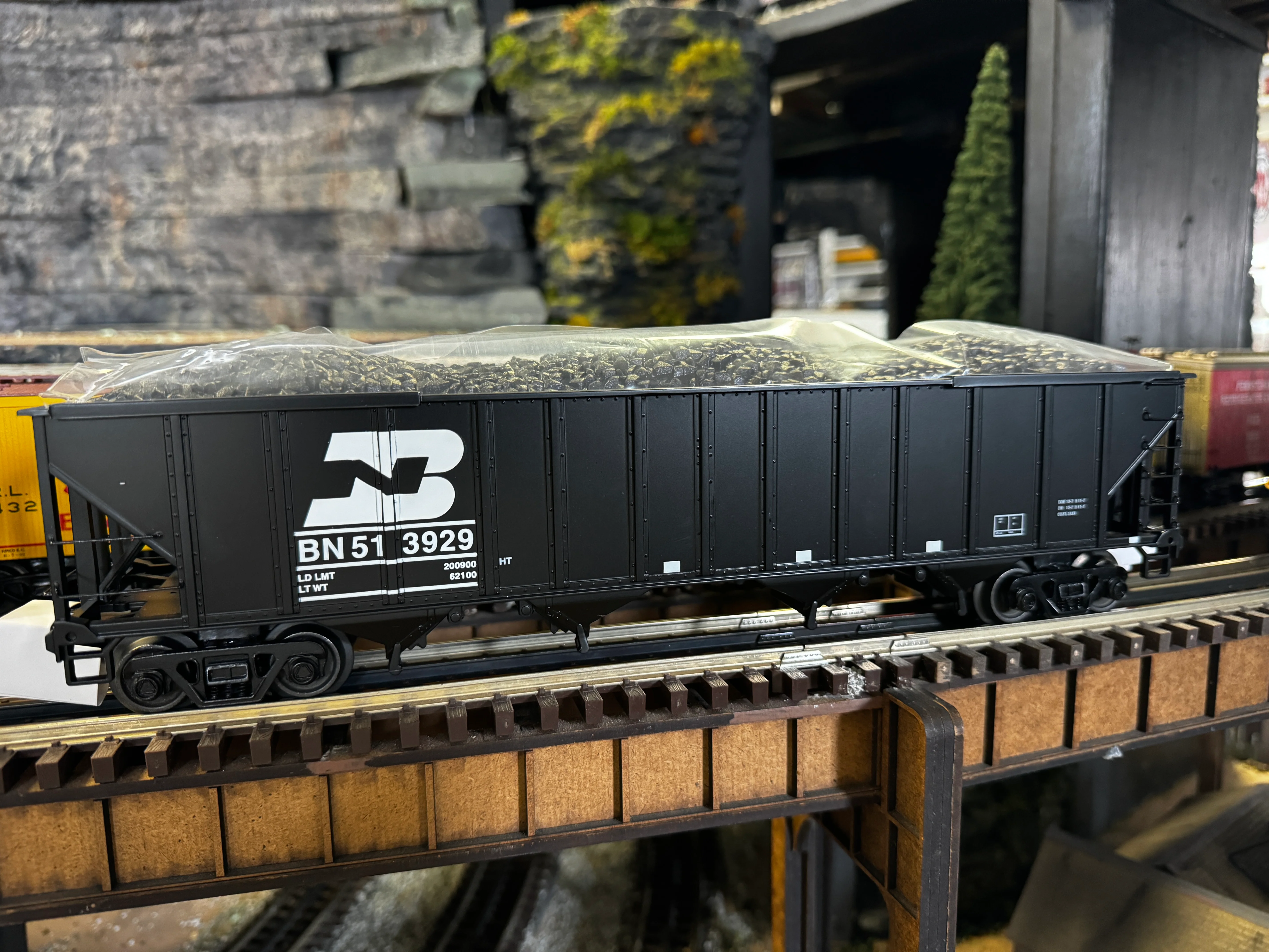 Atlas O 3001283 - Premier - 4-Bay Coal Hopper "Burlington Northern" - Image 2