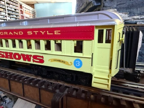 Atlas O 3001772A - Premier - Madison Heavyweight Passenger Cars "Strates Shows" (4-Car) Red