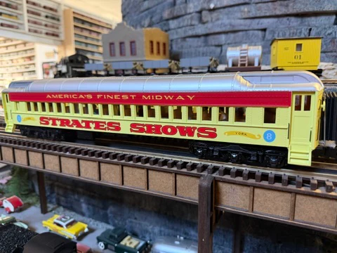 Atlas O 3001772B - Premier - Madison Heavyweight Passenger Cars "Strates Shows" (2-Car) Red - Image 2