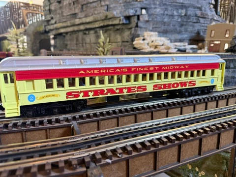 Atlas O 3001772B - Premier - Madison Heavyweight Passenger Cars "Strates Shows" (2-Car) Red - Image 4