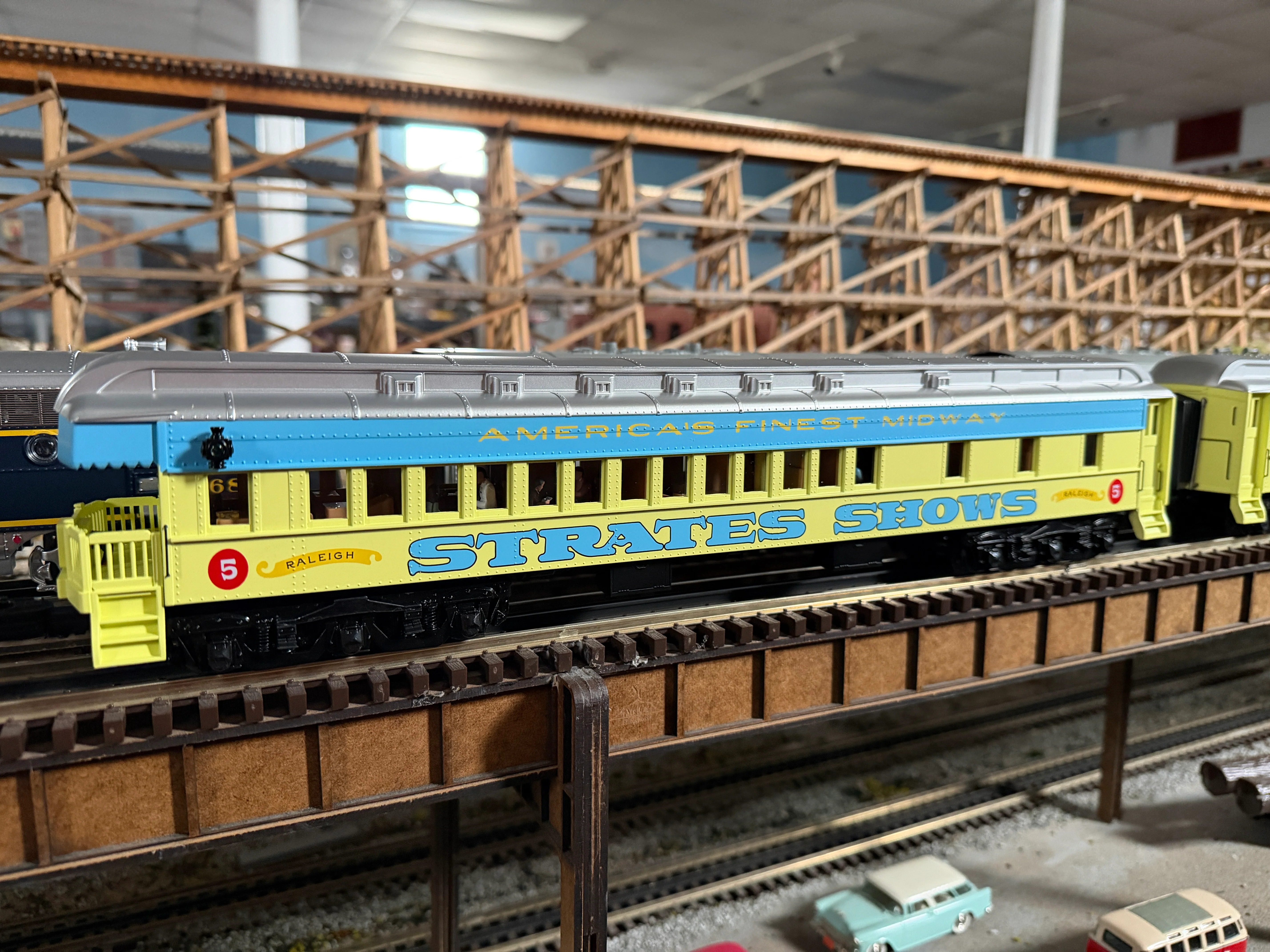 Atlas O 3001773A - Premier - Madison Heavyweight Passenger Cars "Strates Shows" (4-Car) Blue - Image 11