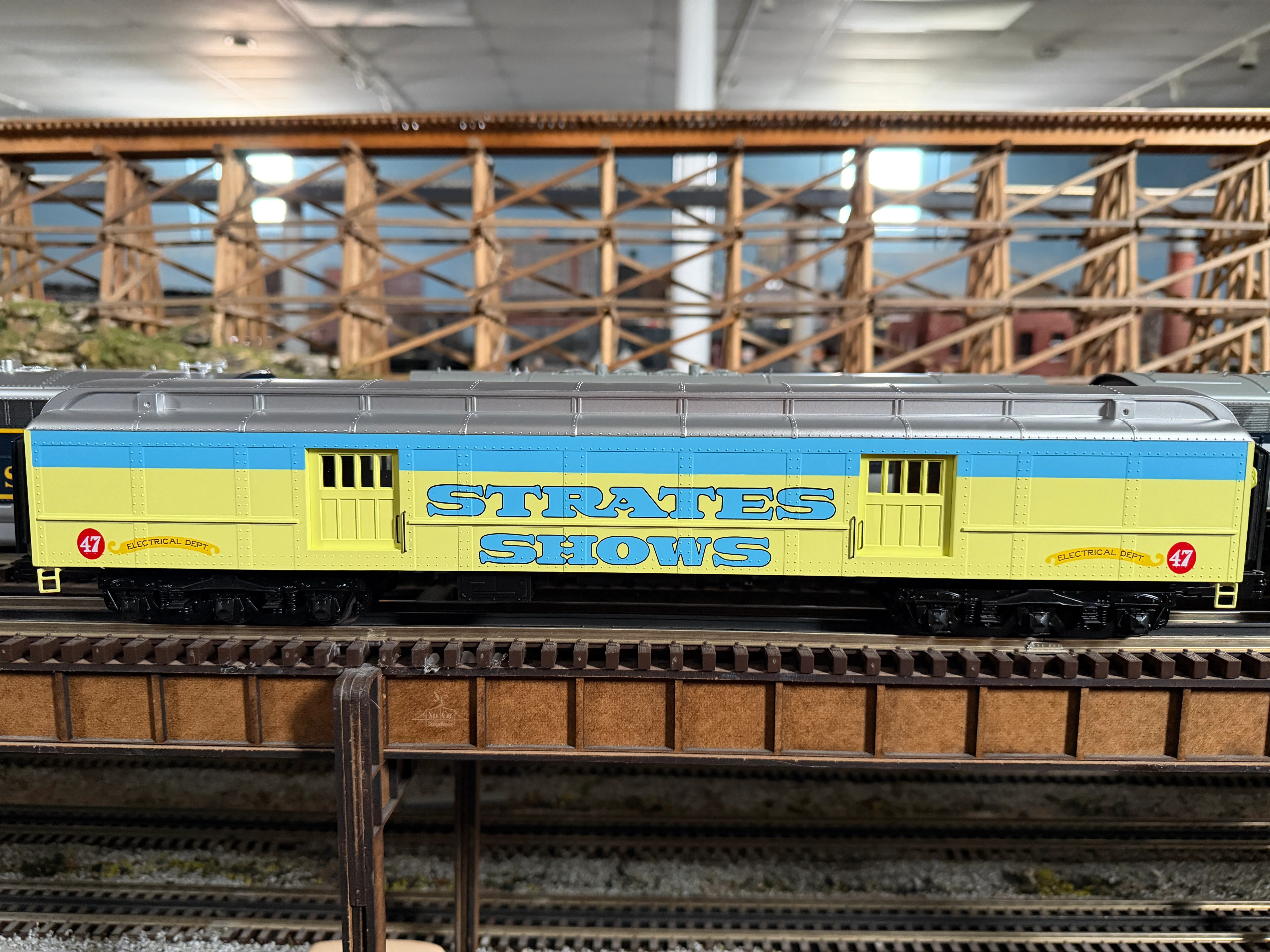 Atlas O 3001773A - Premier - Madison Heavyweight Passenger Cars "Strates Shows" (4-Car) Blue - Image 4