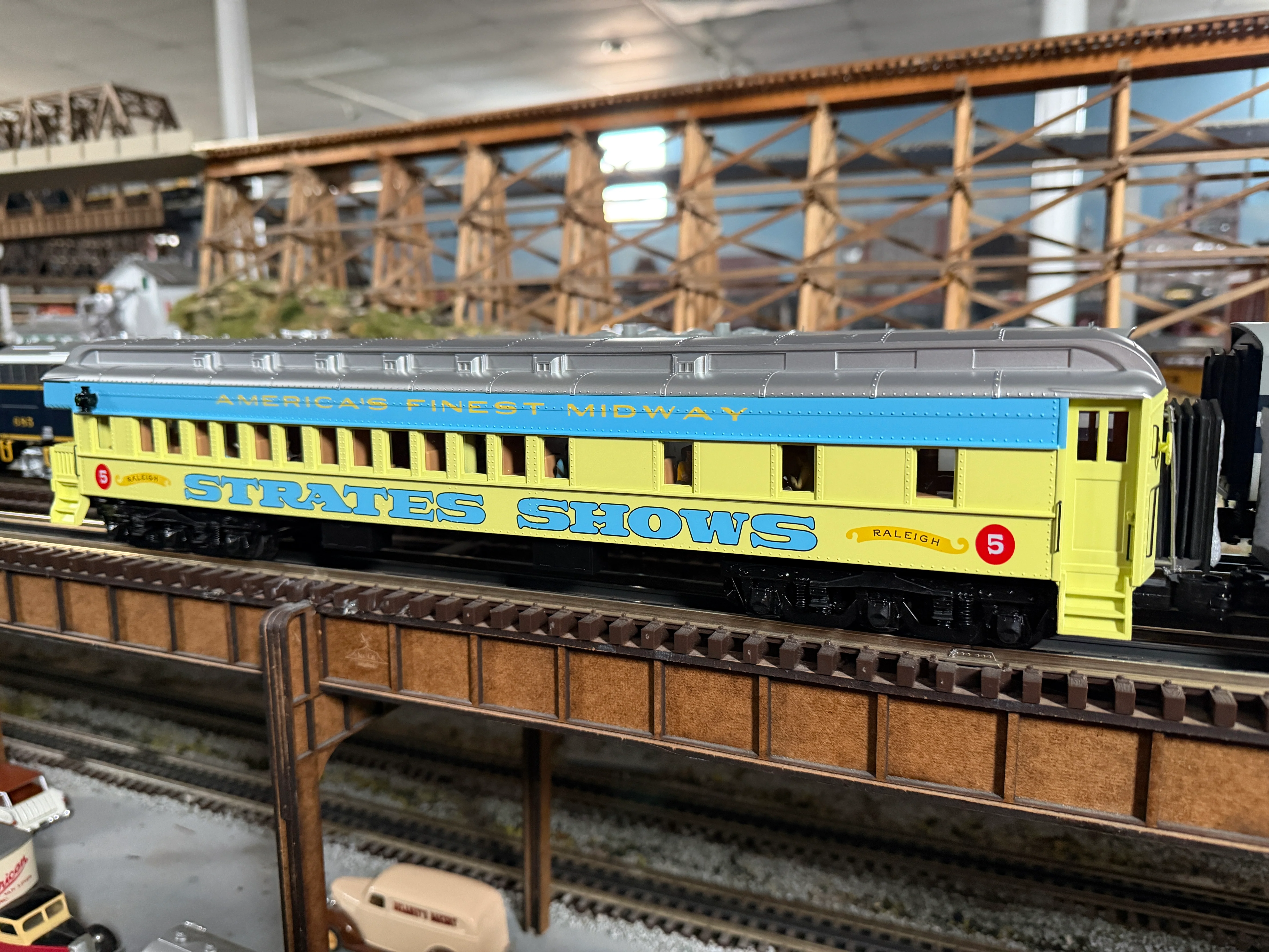 Atlas O 3001773A - Premier - Madison Heavyweight Passenger Cars "Strates Shows" (4-Car) Blue - Image 9