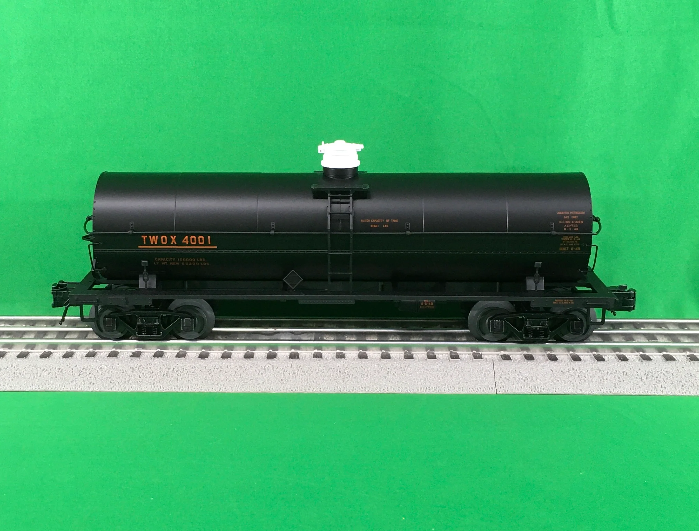 Atlas O 3005524 - 11,000 Gallon Tank Car "Tidewater Associated" (TWOX) - Image 3