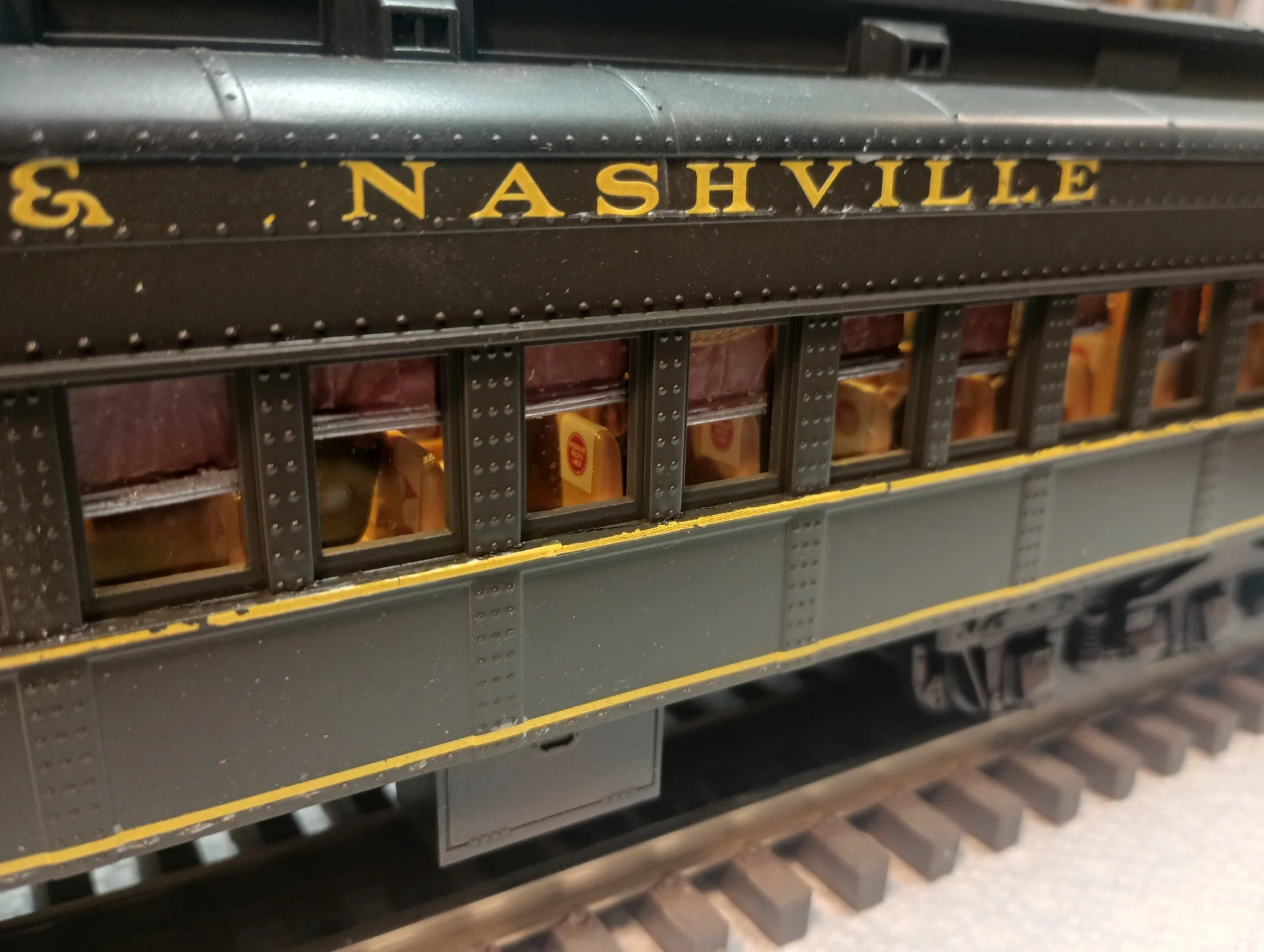 Atlas O 3007035-40LN - 70' Madison Heavyweight Passenger Car Set "Louisville & Nashville" (6-Car) - Custom Run for MrMuffin'sTrains - Image 10