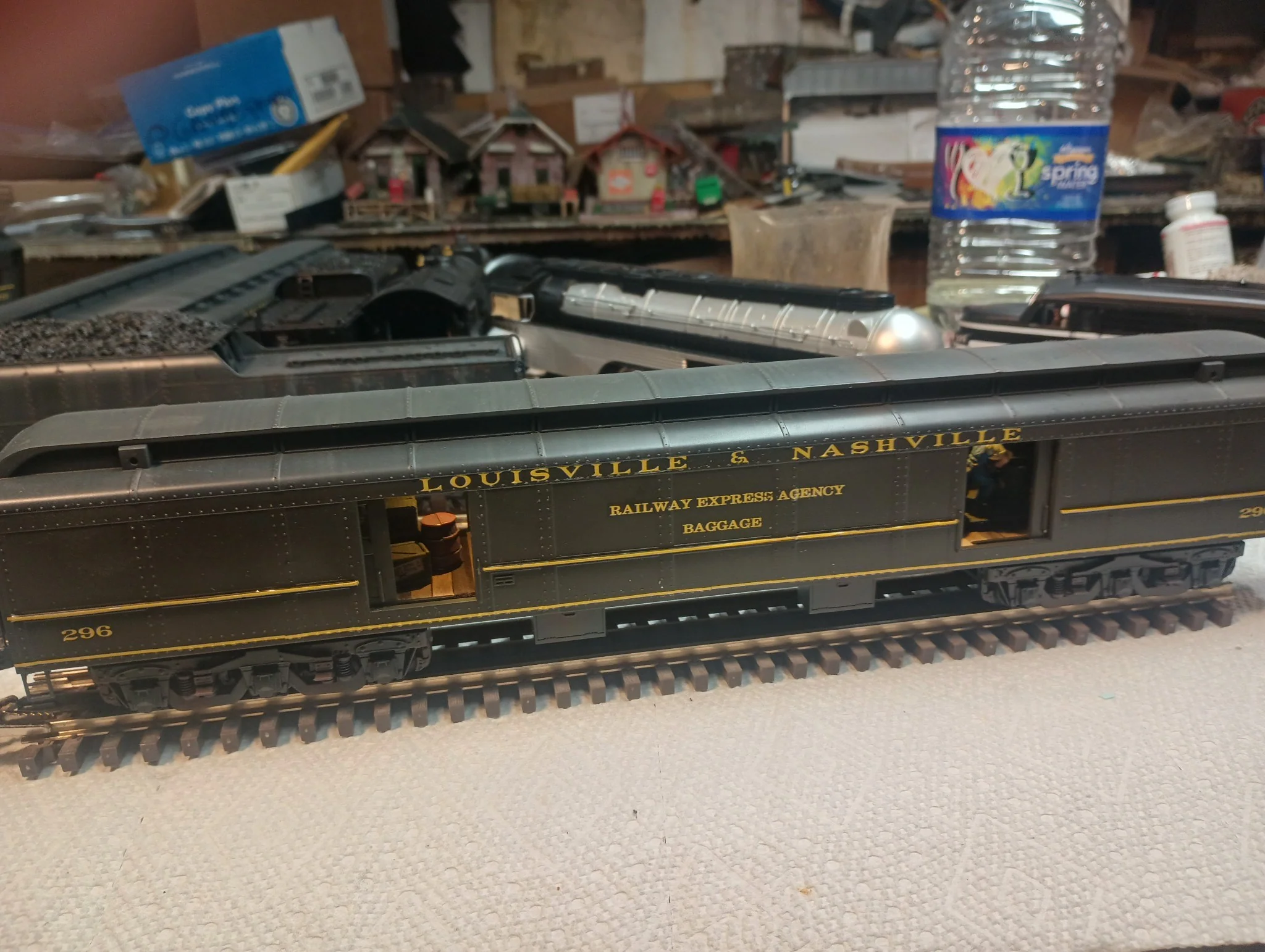 Atlas O 3007035-40LN - 70' Madison Heavyweight Passenger Car Set "Louisville & Nashville" (6-Car) - Custom Run for MrMuffin'sTrains - Image 2