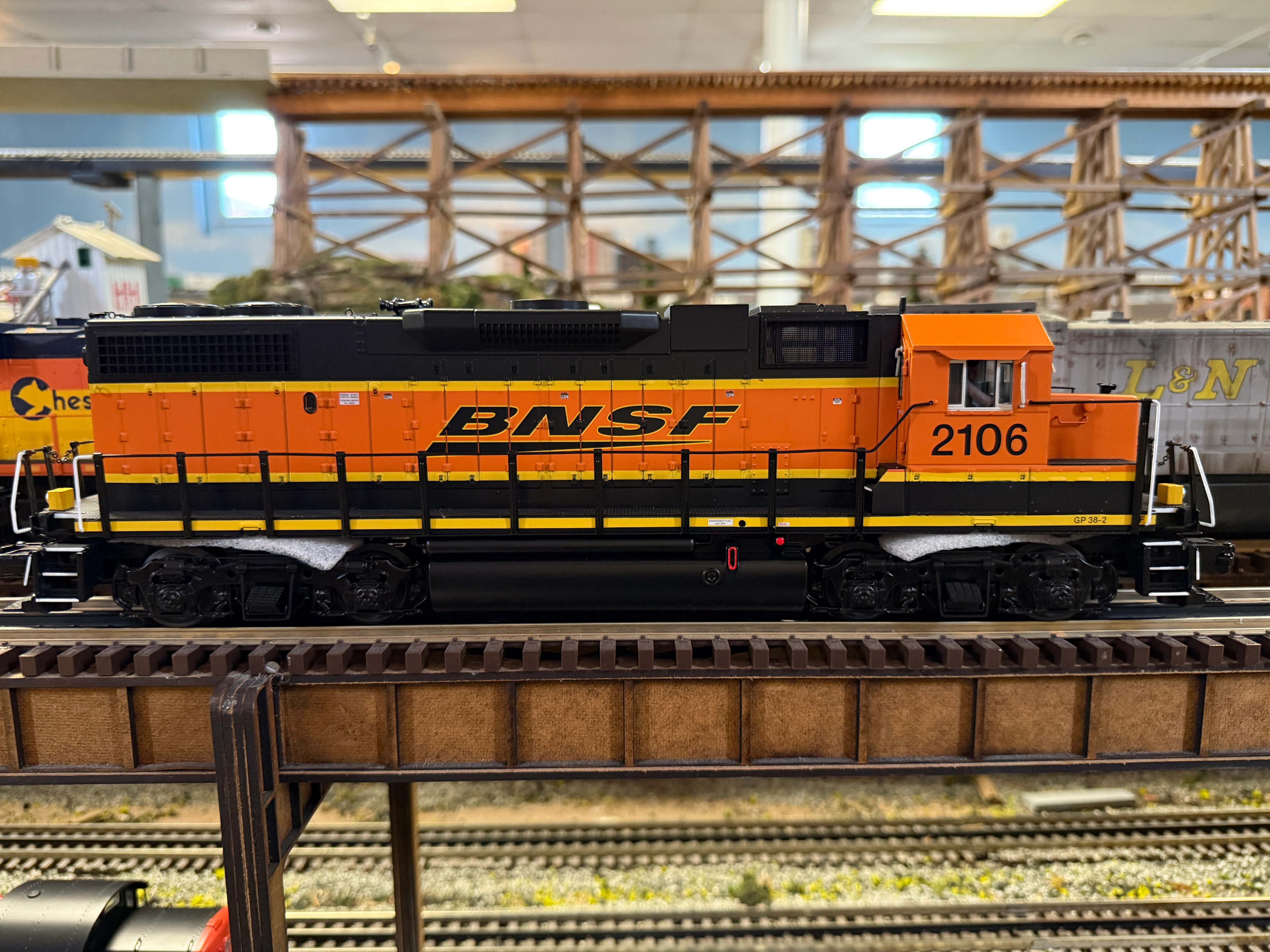 Atlas O 30138340 - Premier - GP38-2 Diesel Locomotive "BNSF" #2102 - Image 2