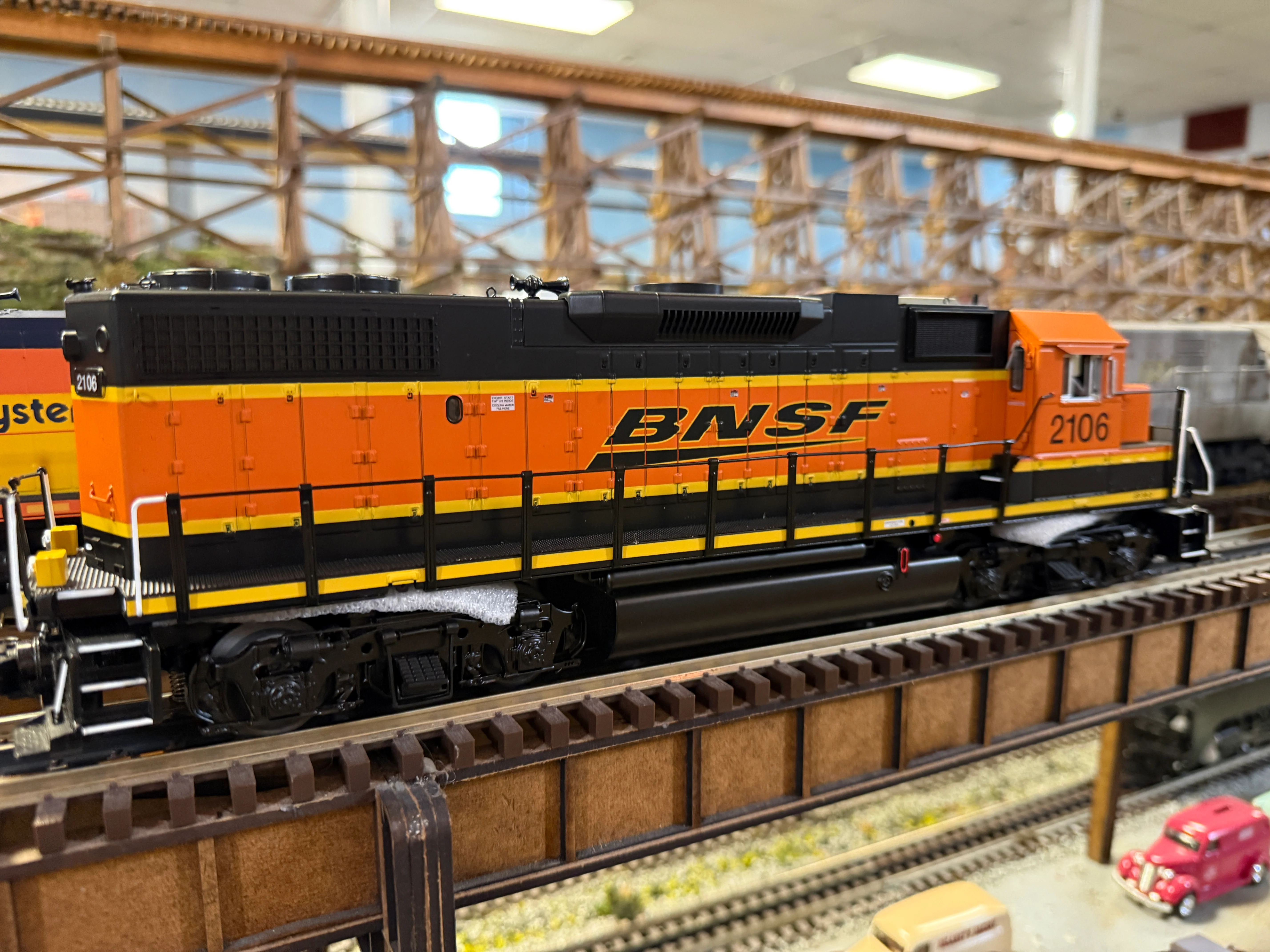 Atlas O 30138340 - Premier - GP38-2 Diesel Locomotive "BNSF" #2102 - Image 4