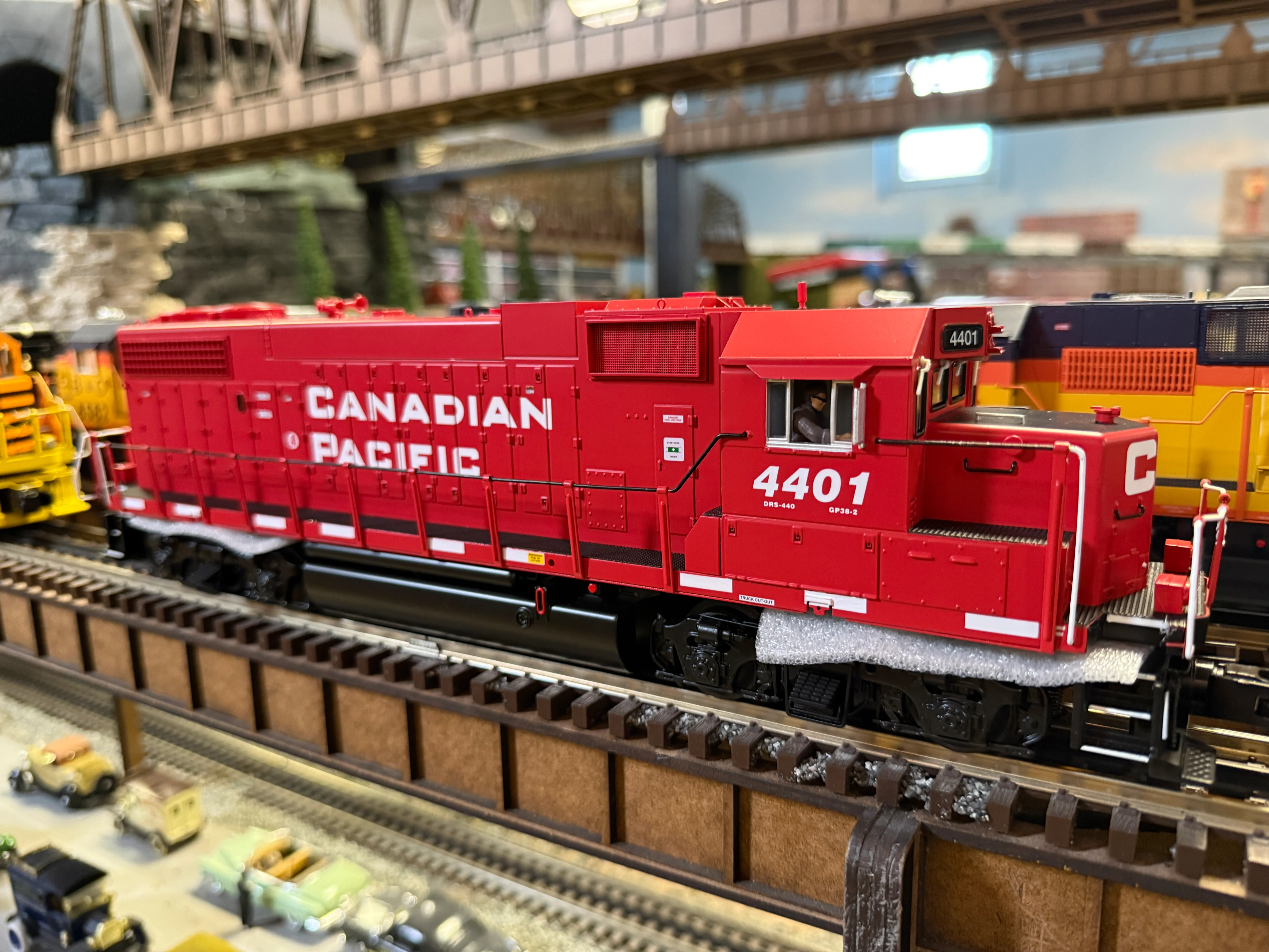 Atlas O 30138343 - Premier - GP38-2 Diesel Locomotive "Canadian Pacific" #4421 - Image 2