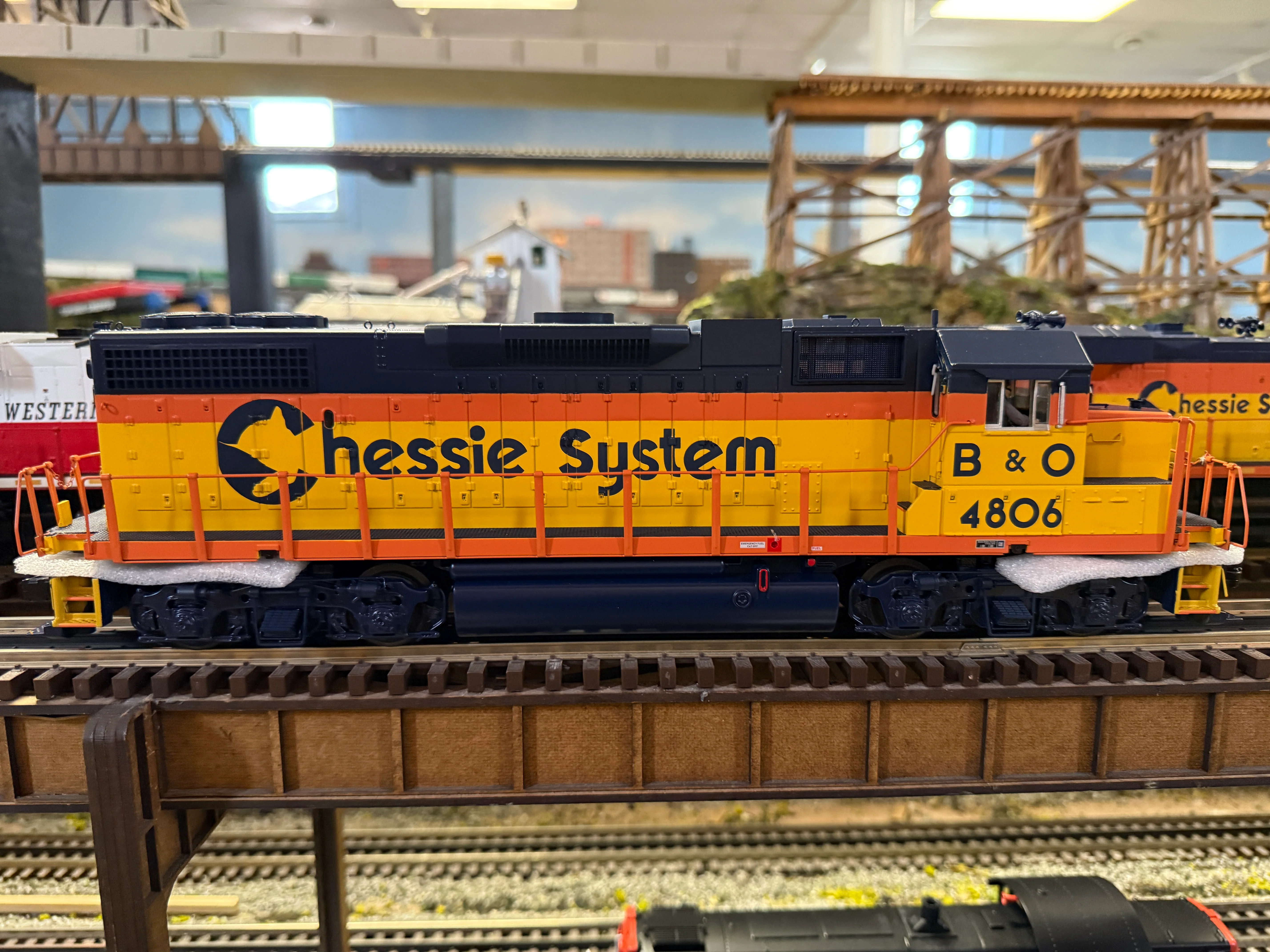 Atlas O 30138344 - Premier - GP38-2 Diesel Locomotive "Chessie System" #4806 - Image 3