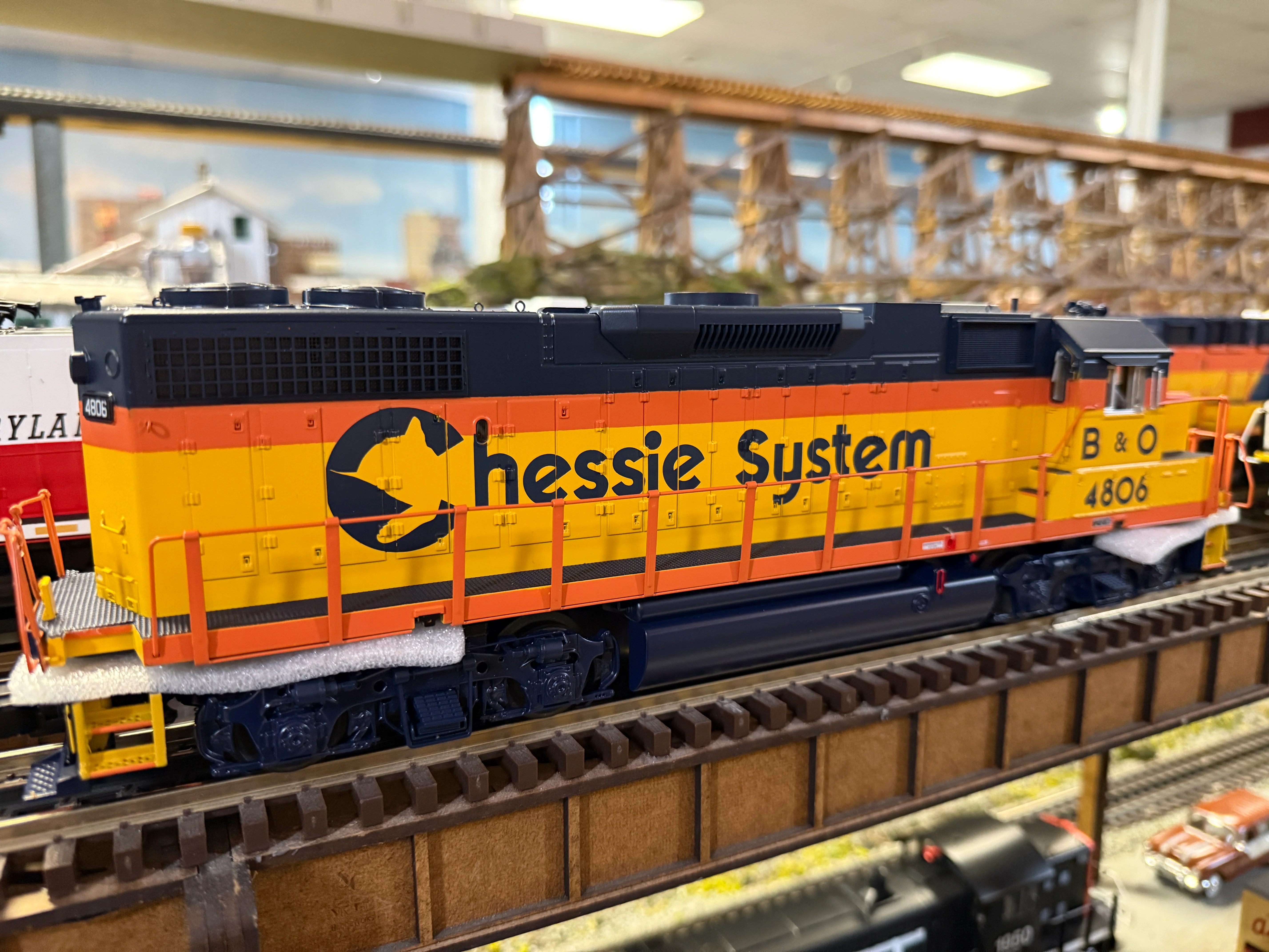 Atlas O 30138344 - Premier - GP38-2 Diesel Locomotive "Chessie System" #4806 - Image 4