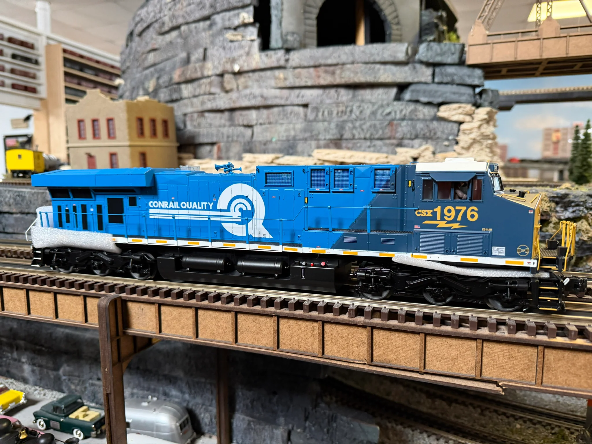 Atlas O 30138418 - Premier - ES44AC Diesel Locomotive "CSX" #1976 (Conrail Heritage) - Image 3