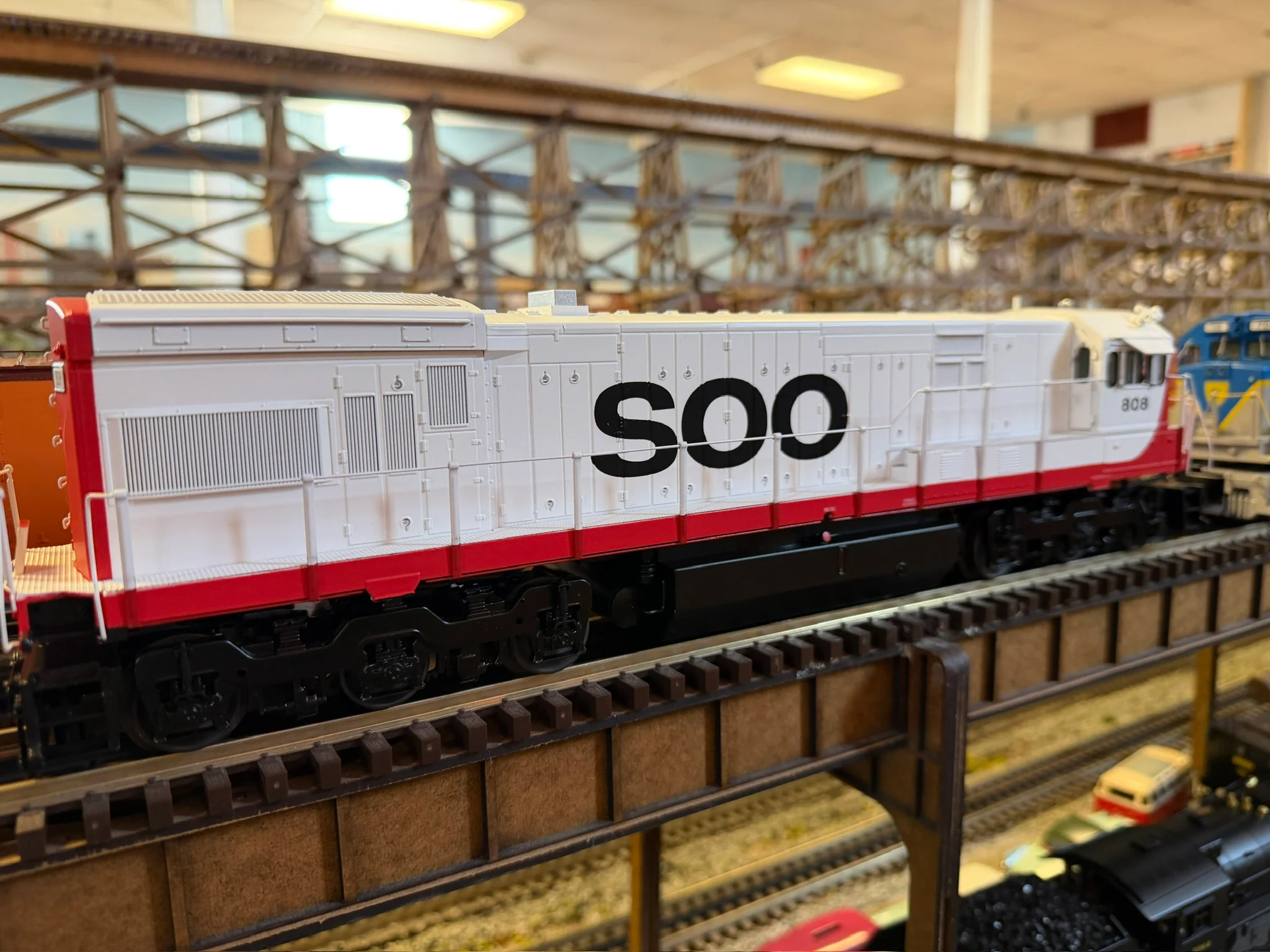 Atlas O 30138507 - Premier - U30C Diesel Locomotive "SOO Line" #808 - Image 4