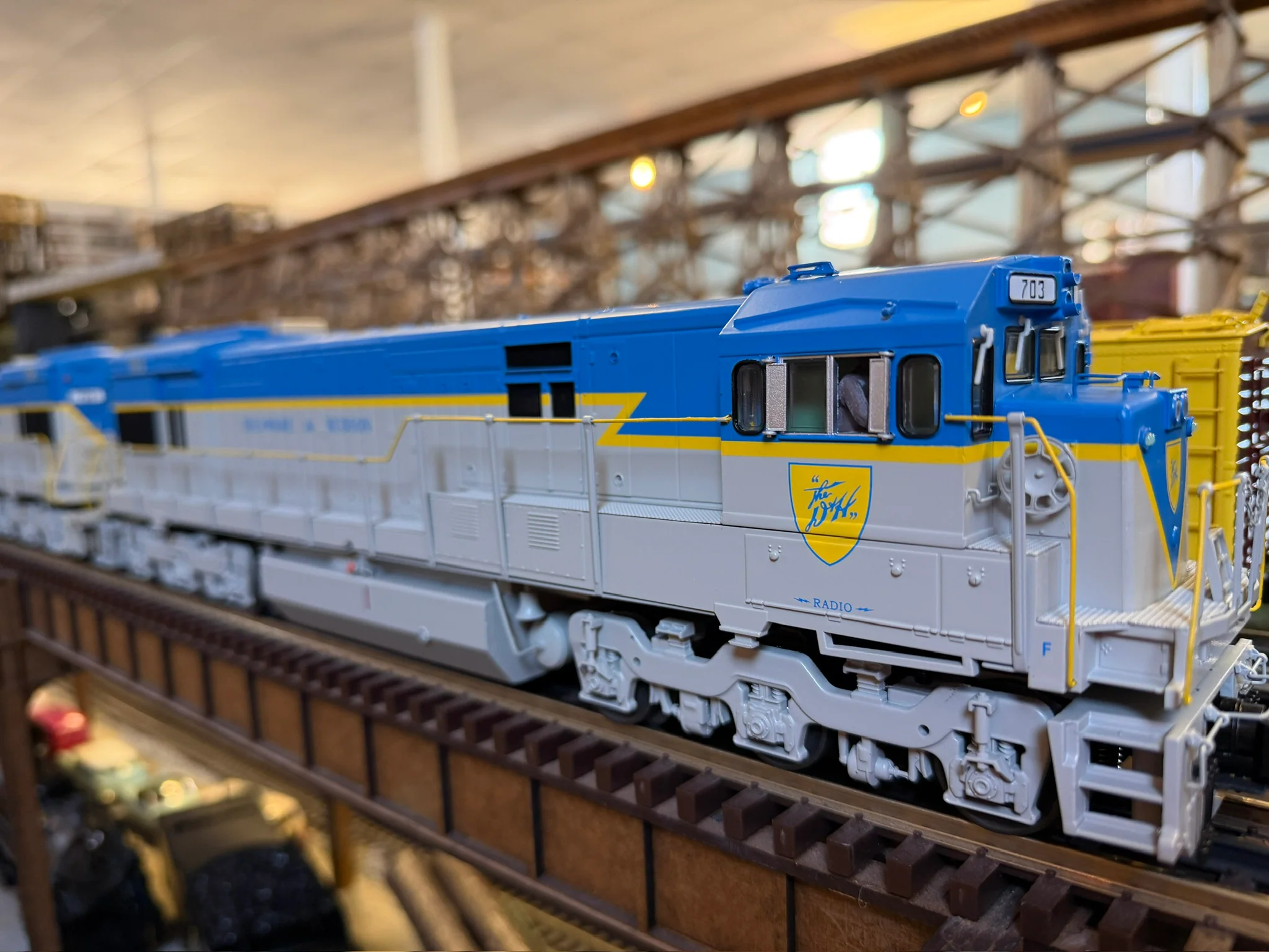 Atlas O 30138513 - Premier - U30C Diesel Locomotive "Delaware & Hudson" #703 (2-Rail) - Image 2