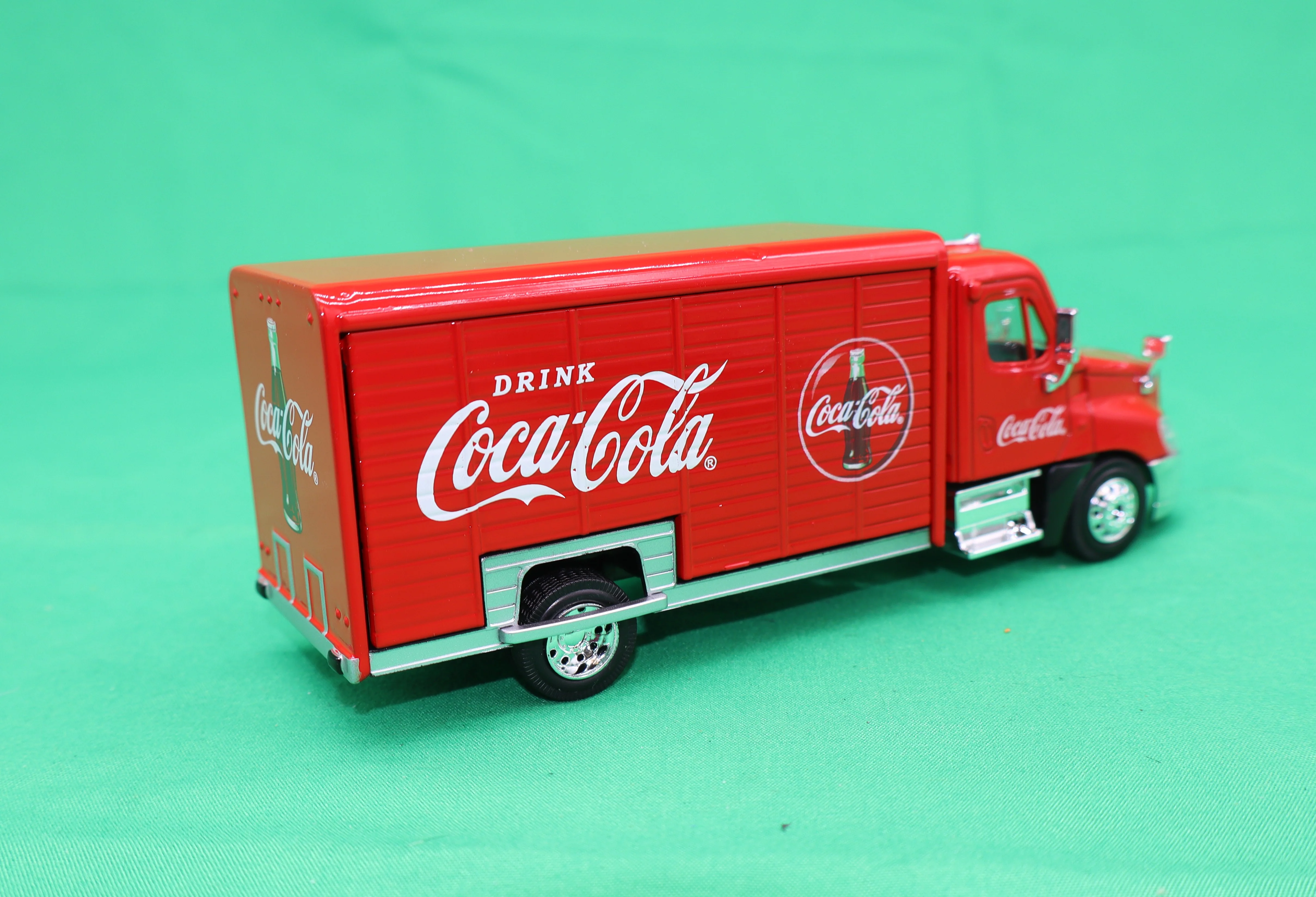 Atlas O 820061 - Coca-Cola Beverage Delivery Truck w/ 2 Sliding Doors 1/50 - Image 3
