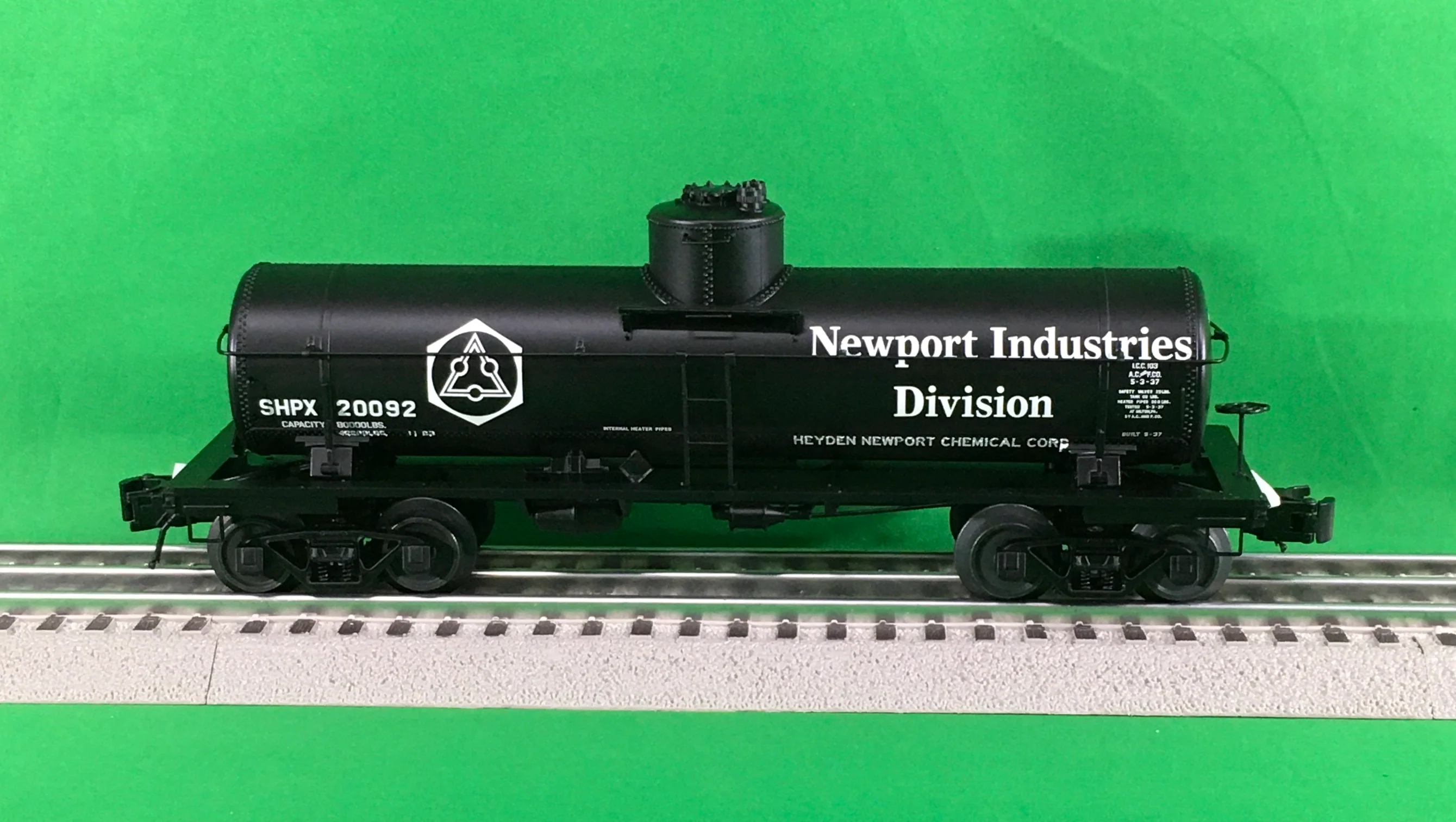 Atlas O 3003842 - ACF 8,000 Gallon Tank Car "Hayden Newport Chemicals" (SHPX) - Image 3