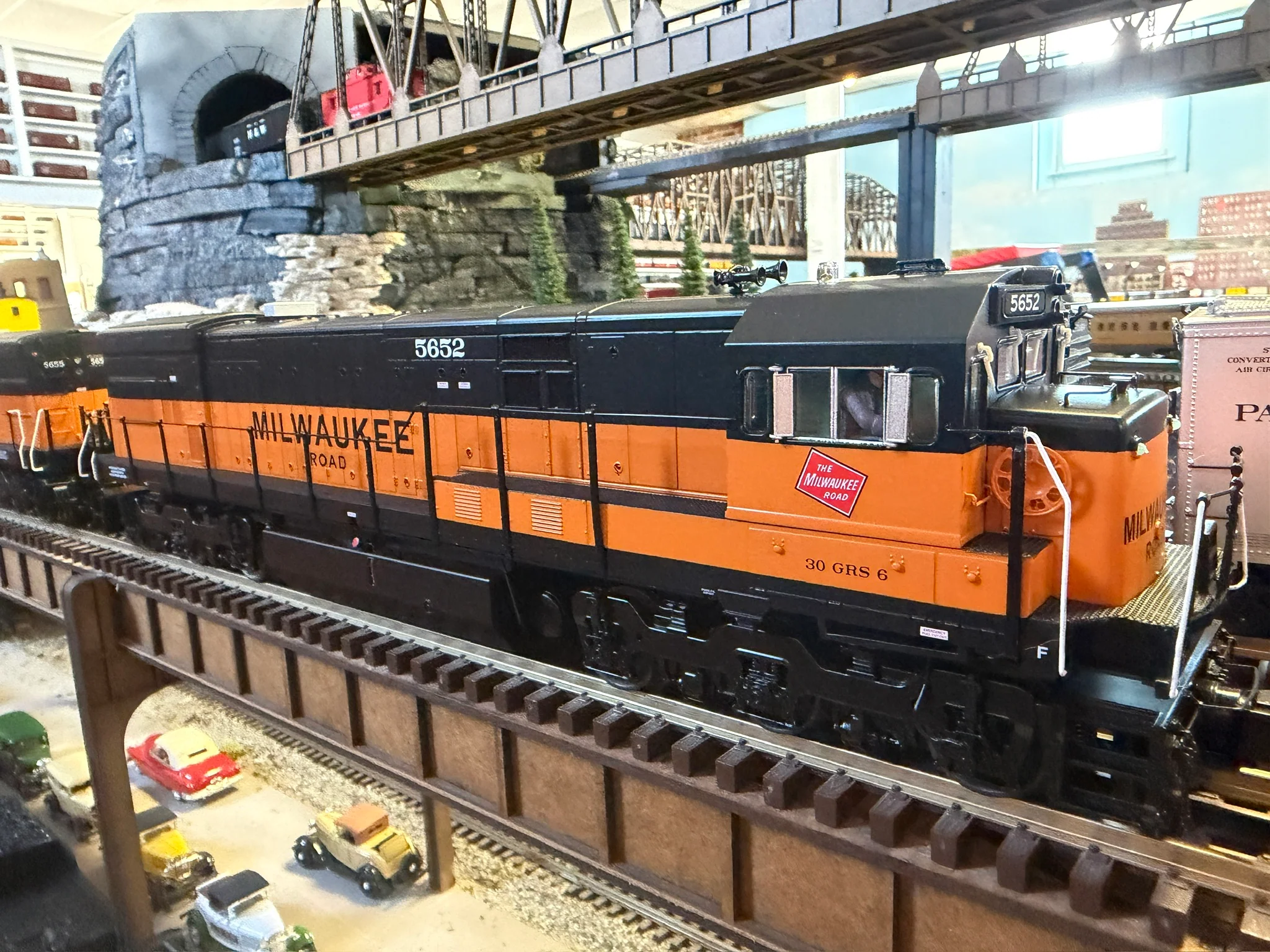 Atlas O 30138687S - Premier - U30C Diesel Locomotive "Milwaukee Road" #5652 - Custom Run for Mr.Muffin's Trains - Image 2