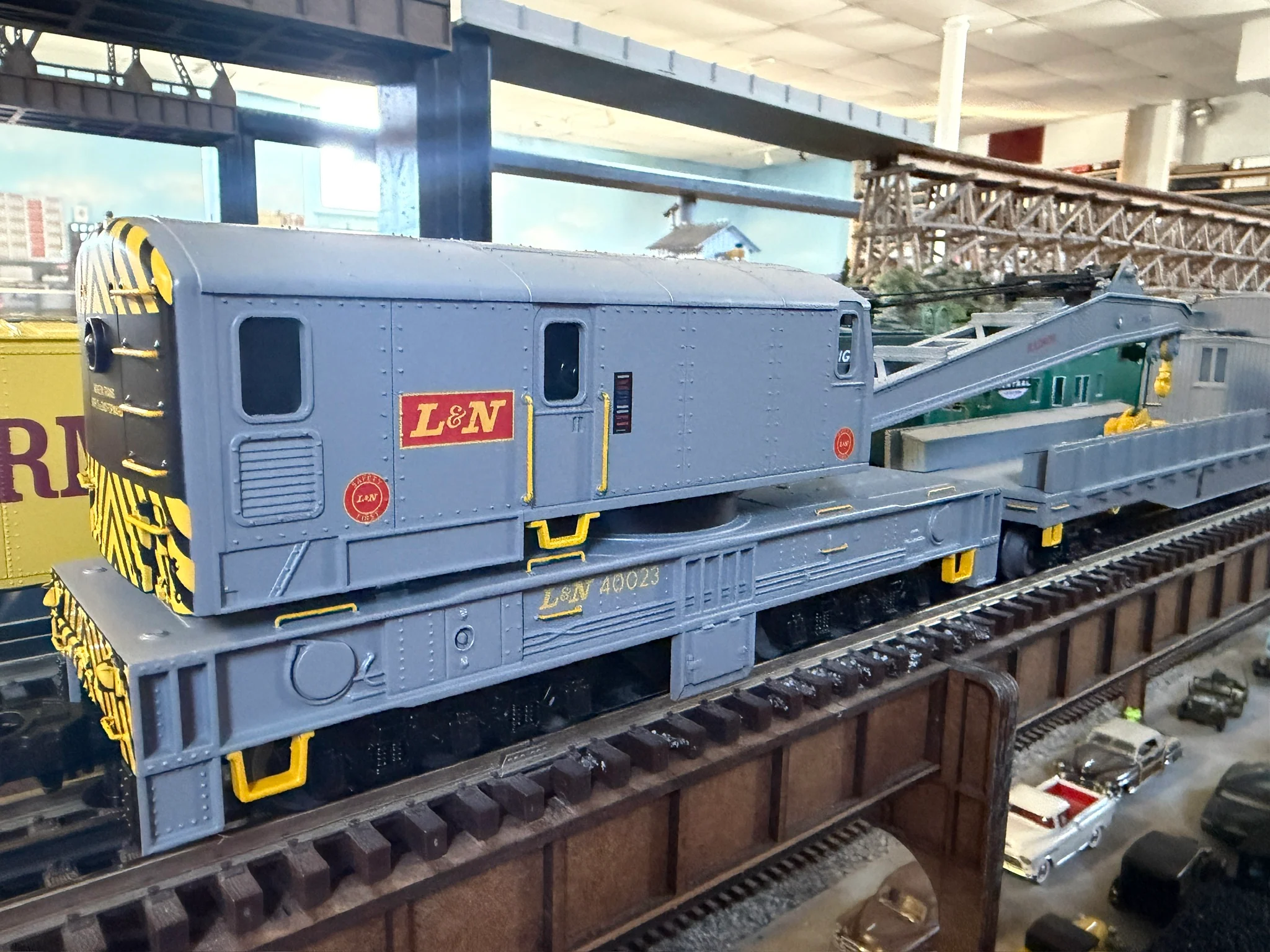 Atlas O - Premier - Crane & Tender Car Set “Louisville & Nashville” #40023 /#40023X (Set #1) - Custom Run for MrMuffin'sTrains - Image 2