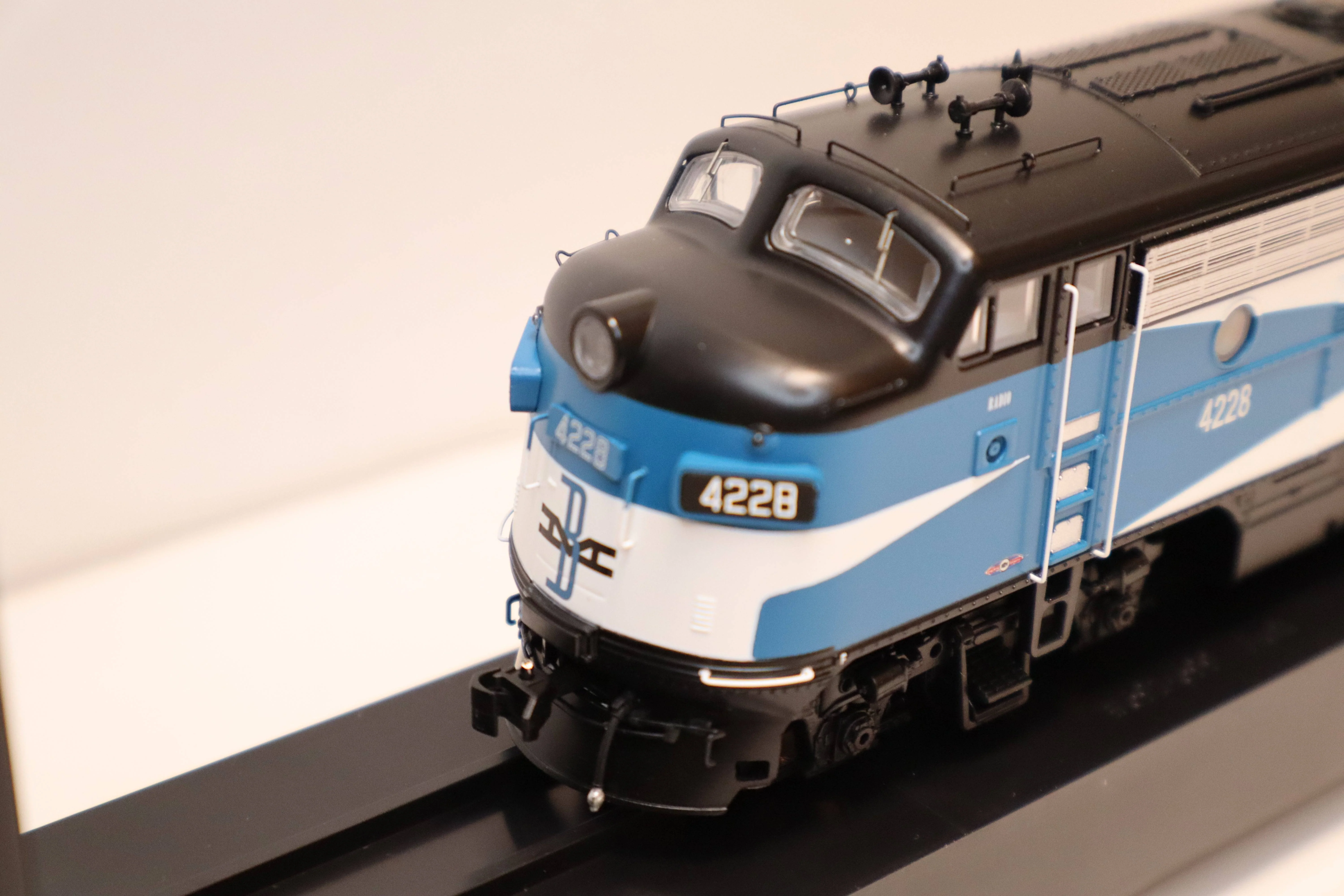 Bowser HO 24621 - Executive - EMD F-3A Diesel Locomotive "Boston & Maine" #4228 (Phase IV, McGinnis Scheme) w/DCC/Sound - Image 2