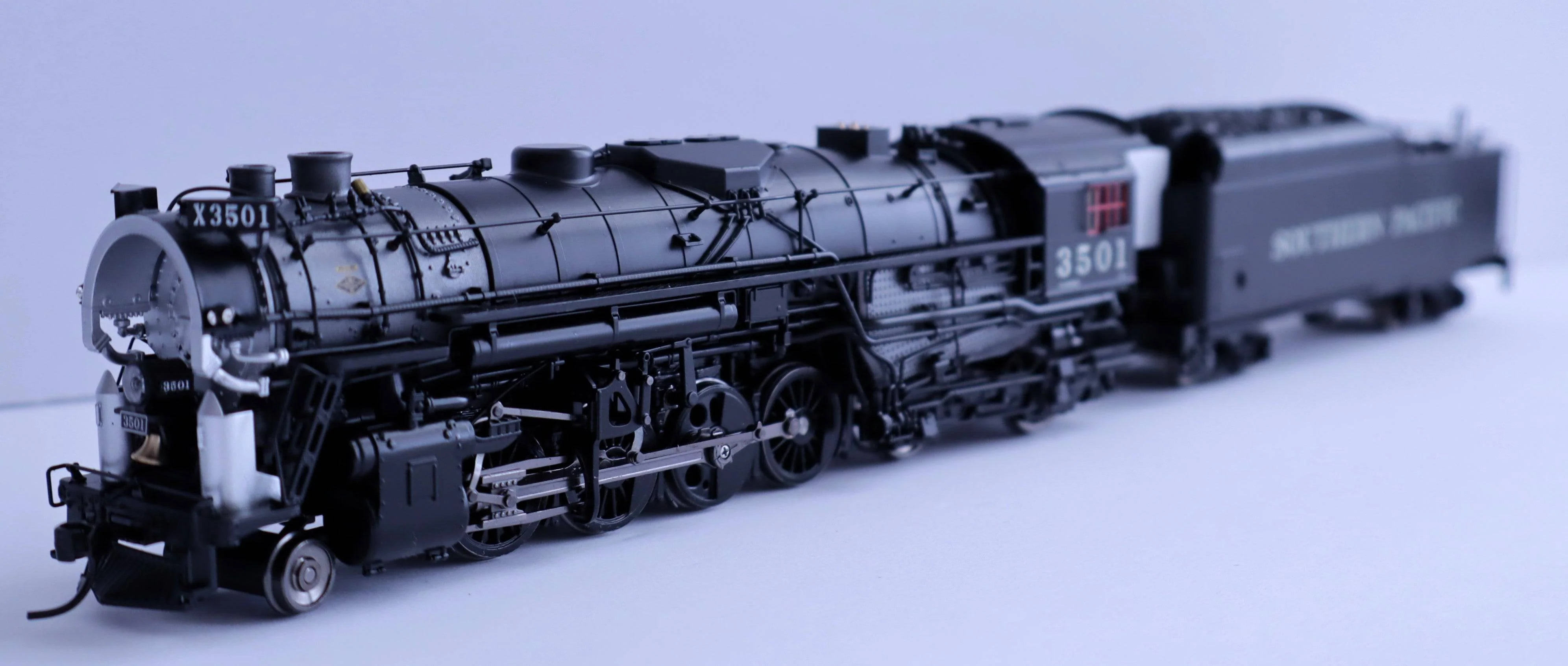 Broadway Limited Imports HO 7901 - 2-8-4 T1a Berkshire Steam Locomotive "Southern Pacific" #3504 w/DCC&Sound (4-Axle Tender) - Image 3