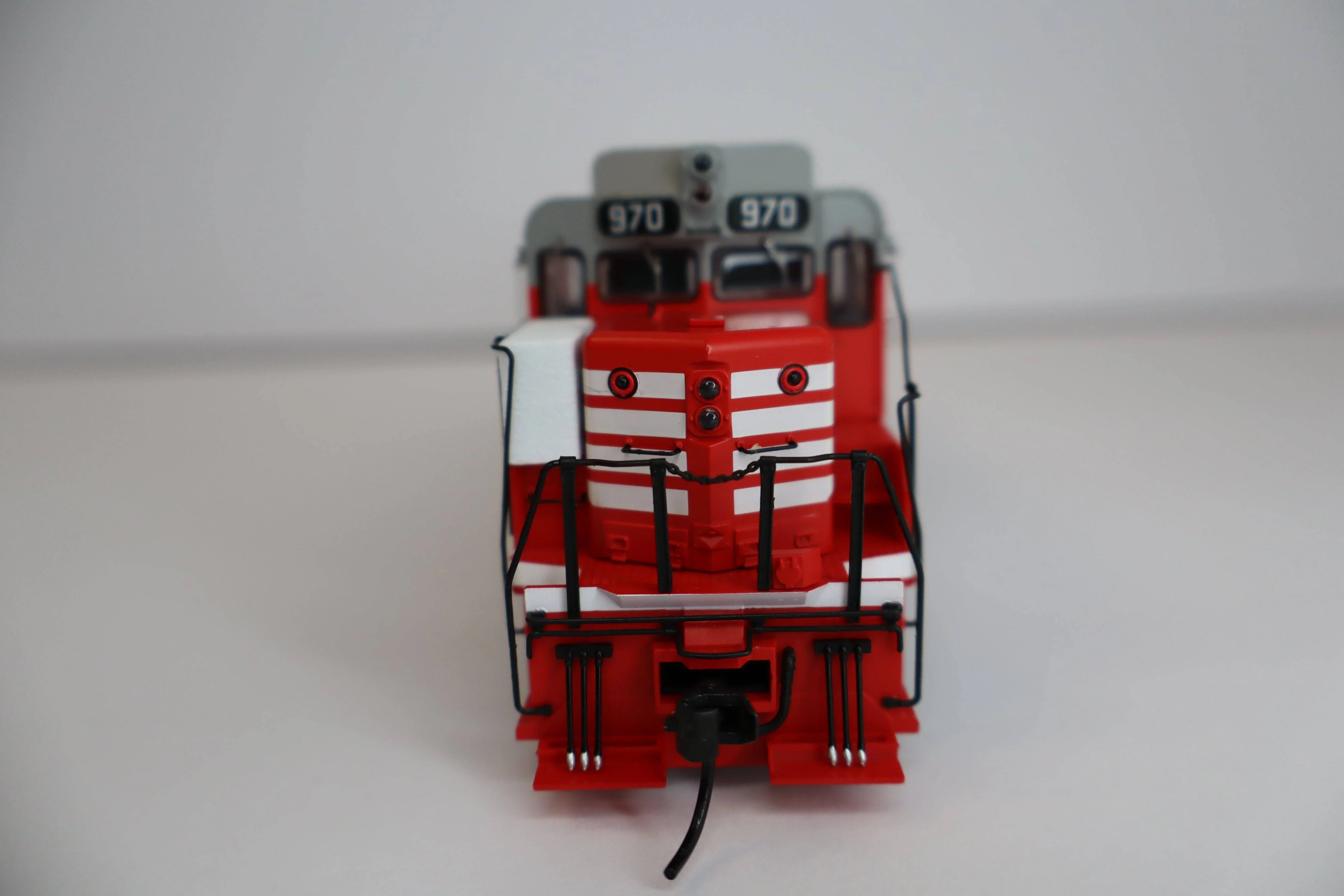 Broadway Limited Imports HO 9133 - EMD GP30 Diesel Locomotive "Chicago, Burlington & Quincy" #974 (Chinese Red) w/DCC/Sound - Image 3