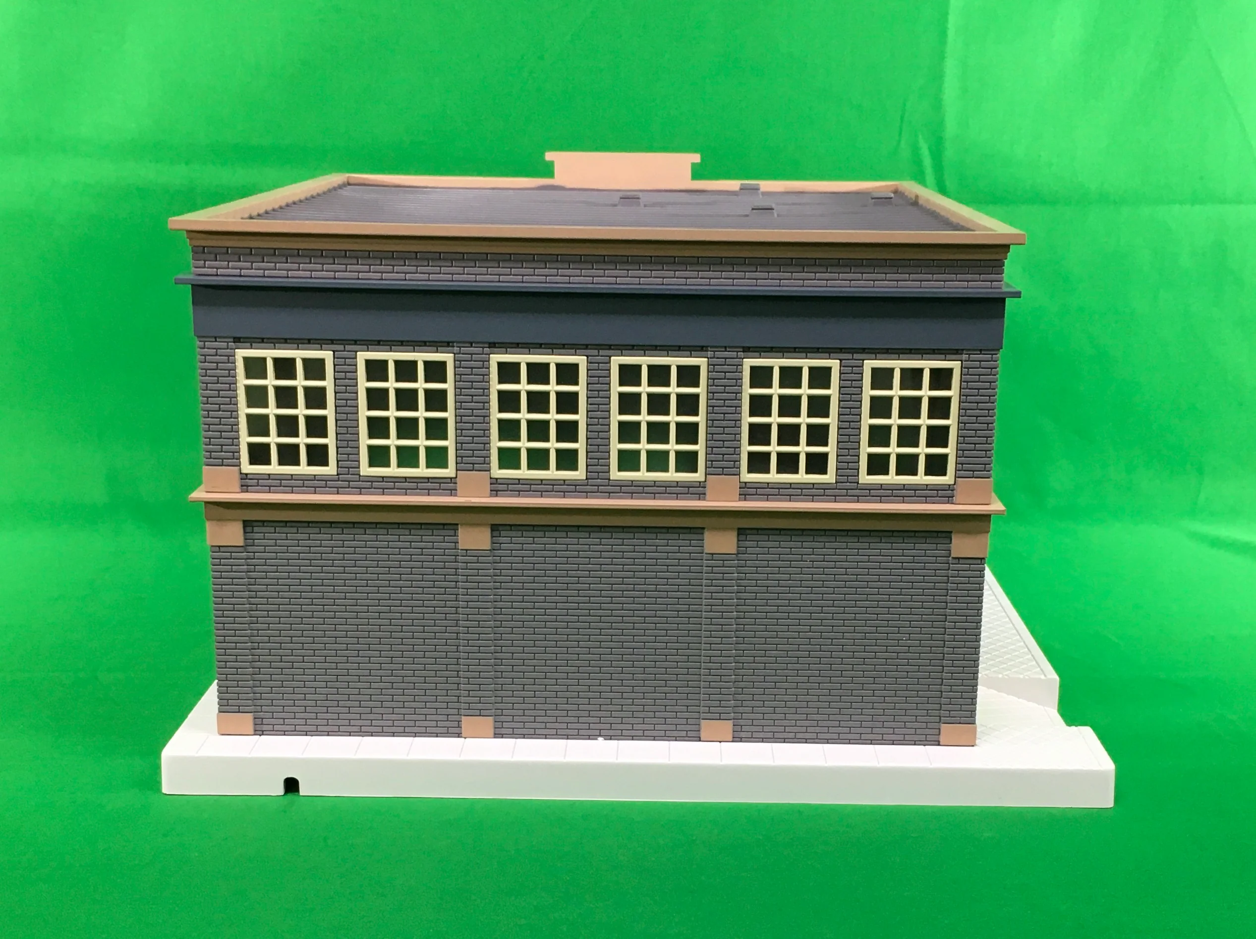 Lionel 2229060 - Plug-Expand-Play "Tough Guy Gym & Fitness" Building - Image 4