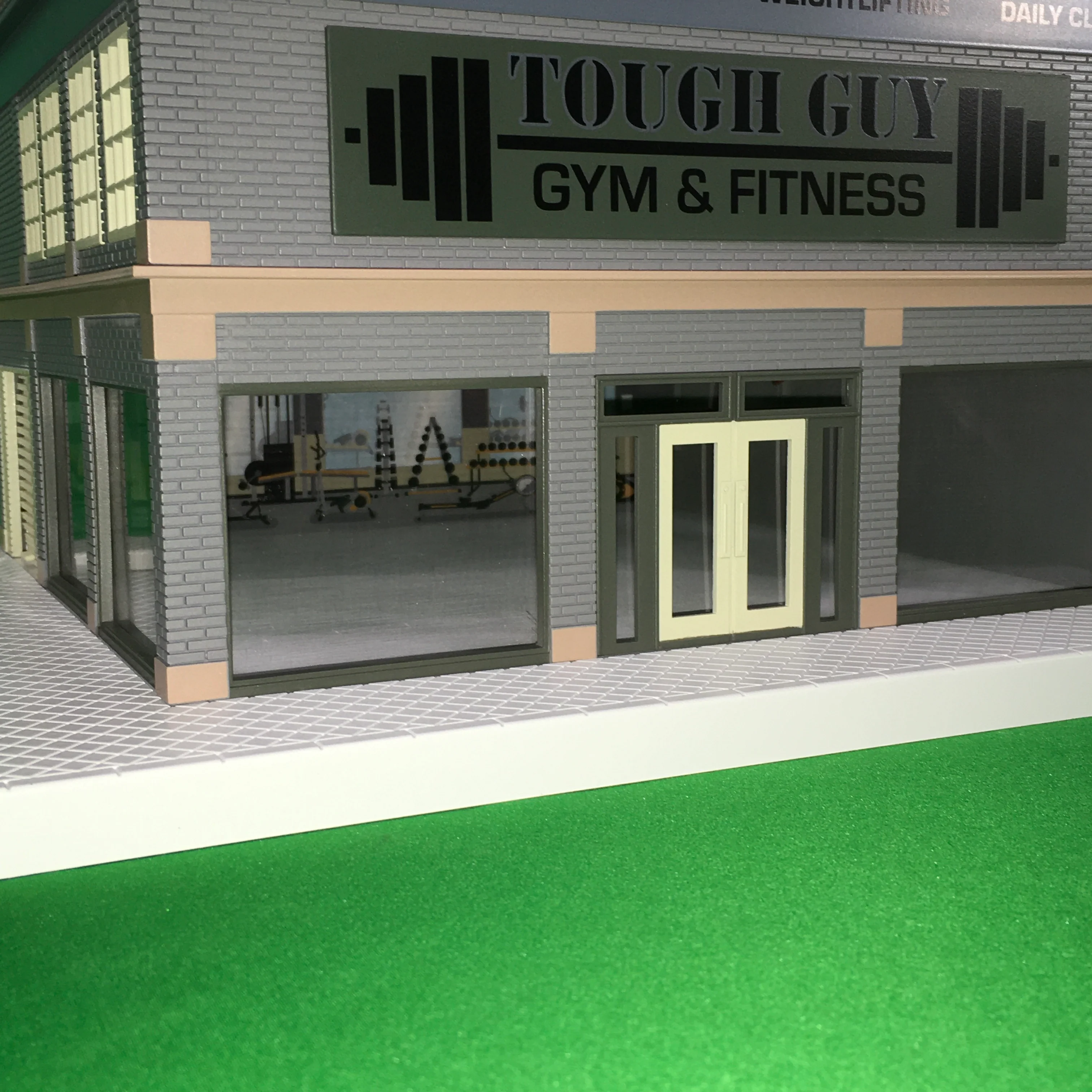 Lionel 2229060 - Plug-Expand-Play "Tough Guy Gym & Fitness" Building - Image 5