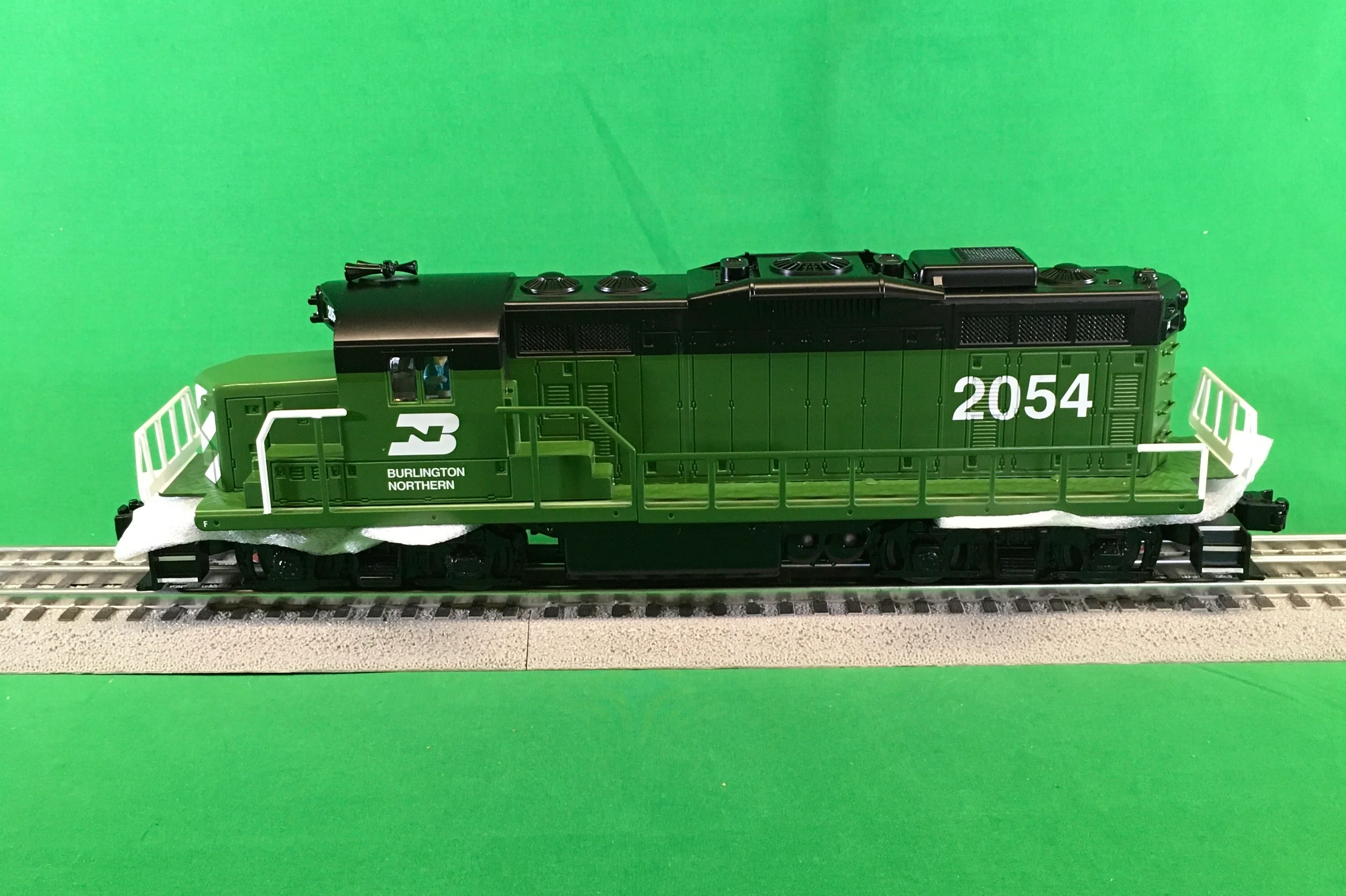 Lionel 2234170 - LionChief+ 2.0 GP20 Diesel Locomotive "Burlington Northern" #2054 - Image 3