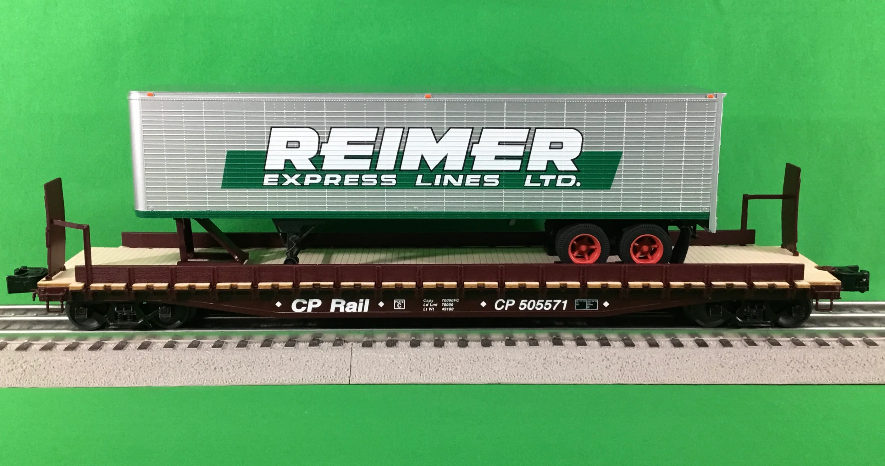 Lionel 2326380 - 50' Flatcar "Canadian Pacific" w/ Reimer Trailer - Image 3