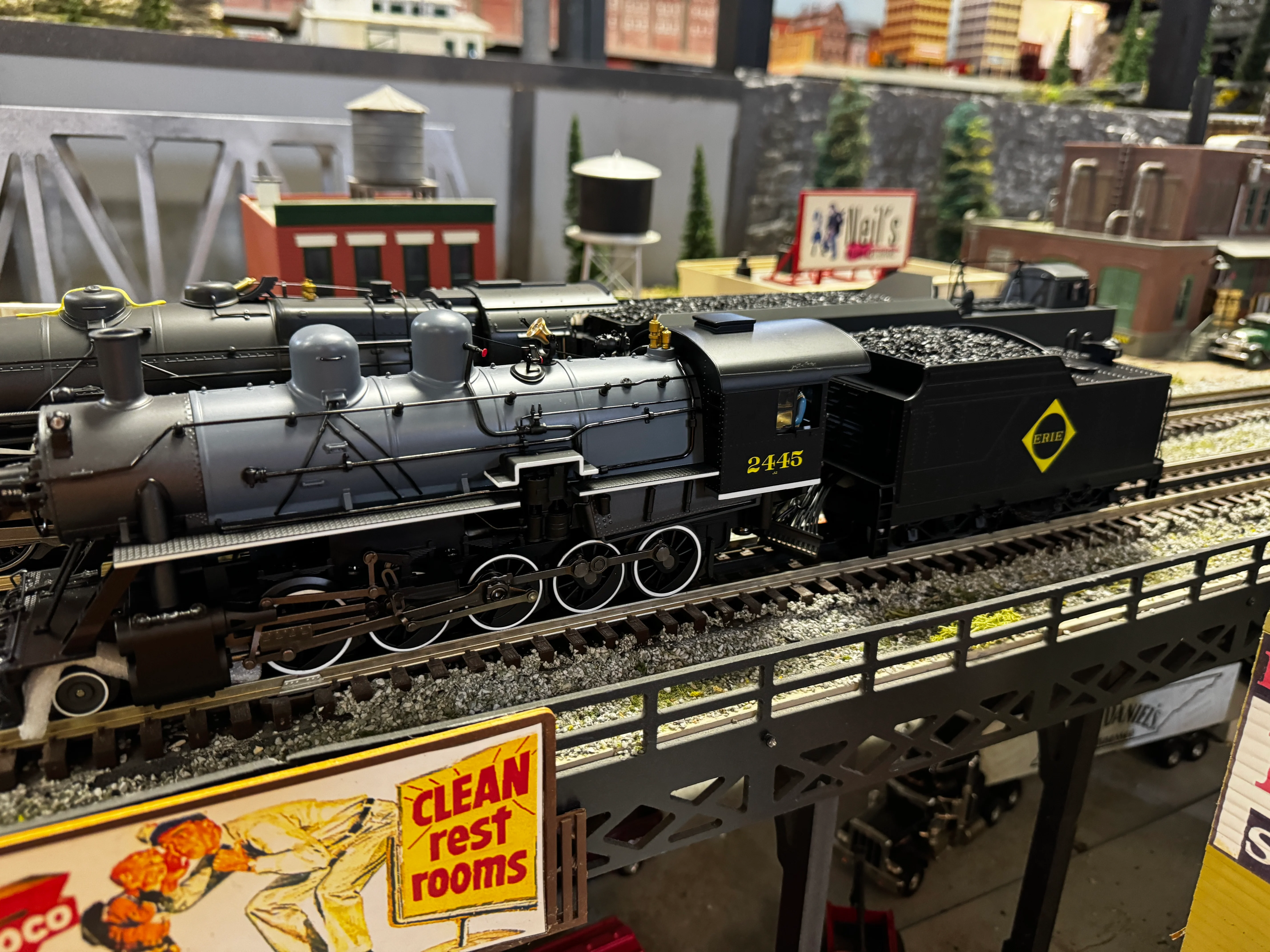 Lionel 2331300 - Legacy Russian Decapod Steam Locomotive "Erie" #2445 - Image 2