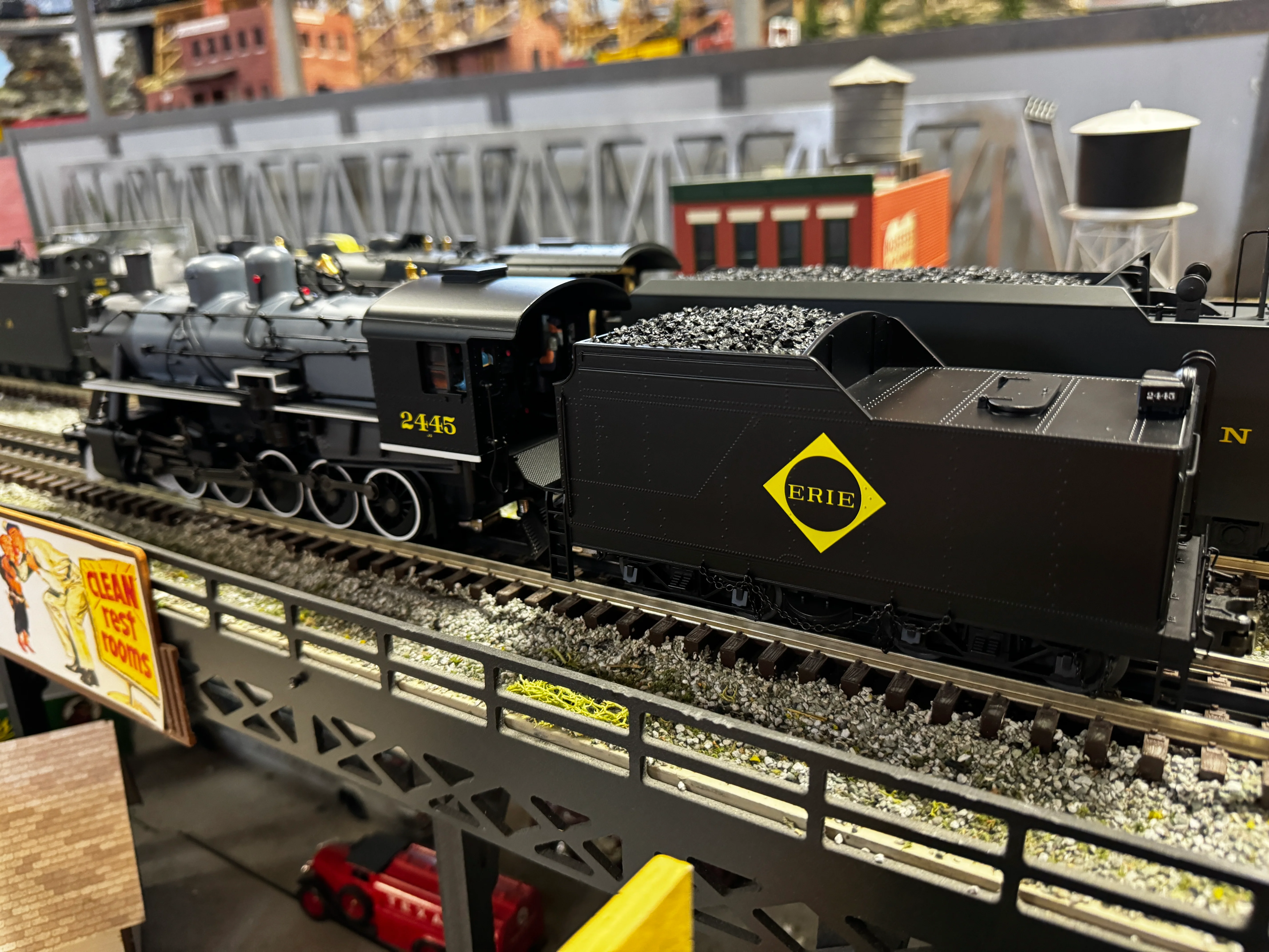 Lionel 2331300 - Legacy Russian Decapod Steam Locomotive "Erie" #2445 - Image 4