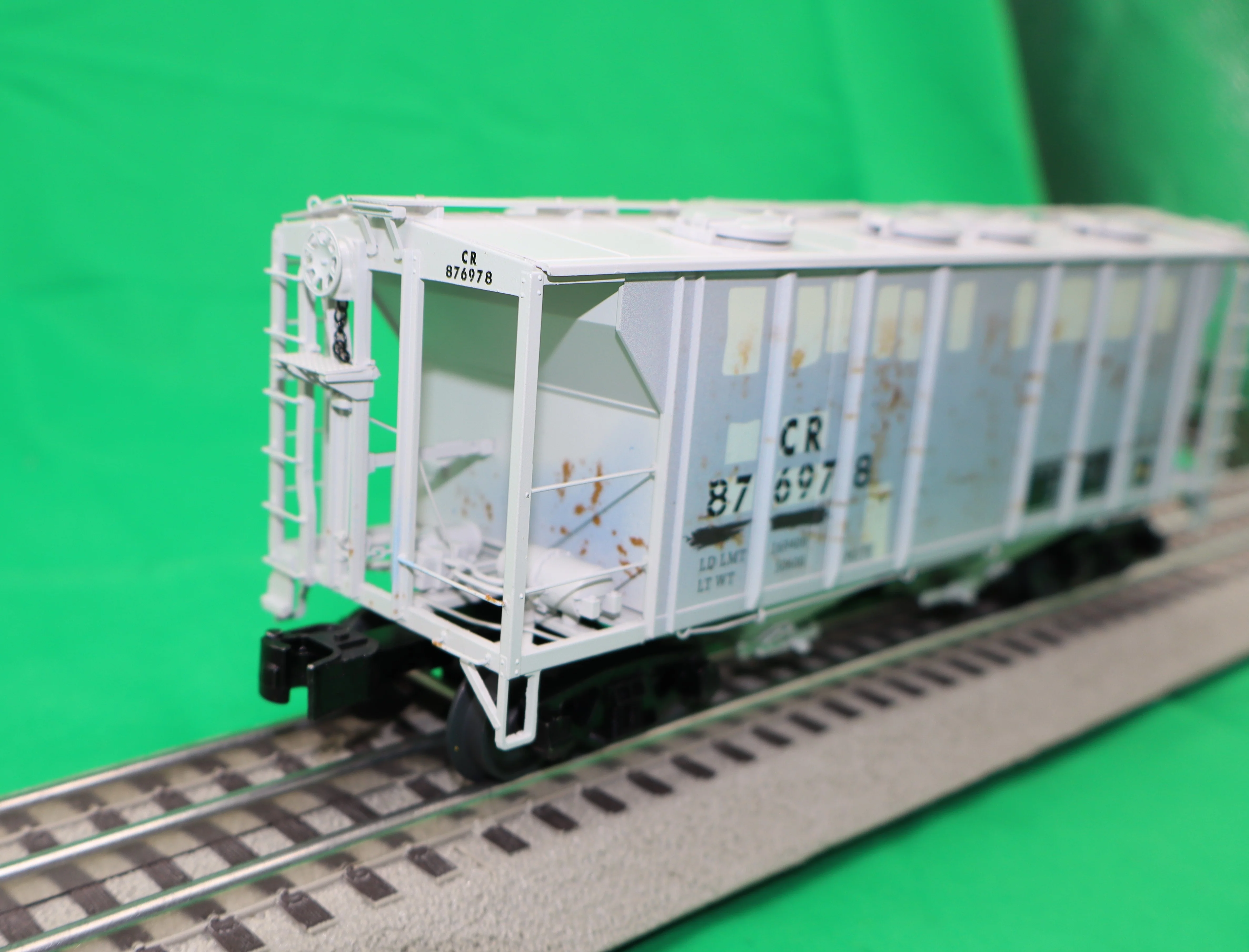 Lionel 2426631 - PS-2 Covered Hopper Car "Conrail" #876978 (Rusty but Trusty) - Image 3