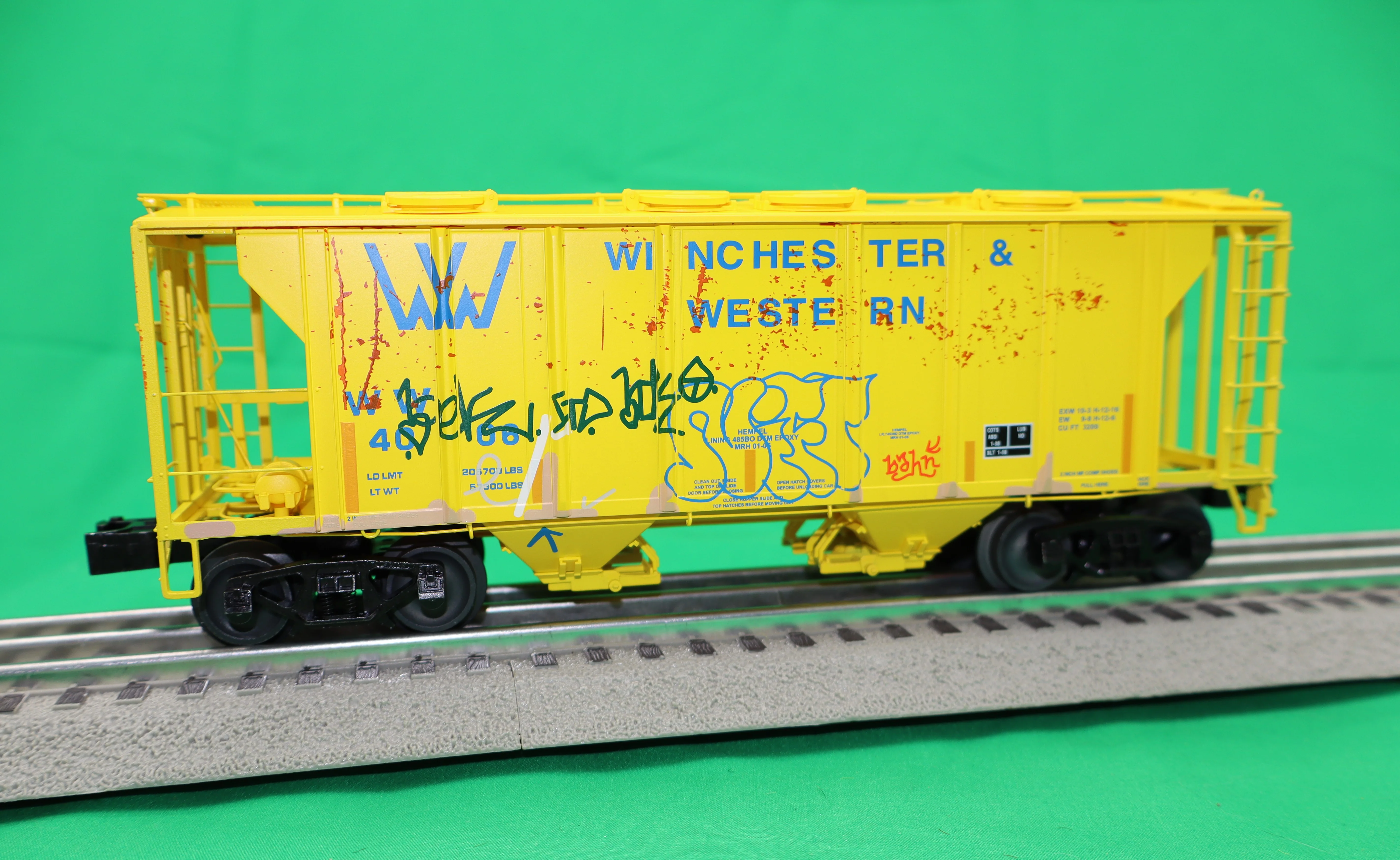 Lionel 2426671 - PS-2 Covered Hopper Car "Winchester & Western" #4013 (Rusty but Trusty) - Image 2