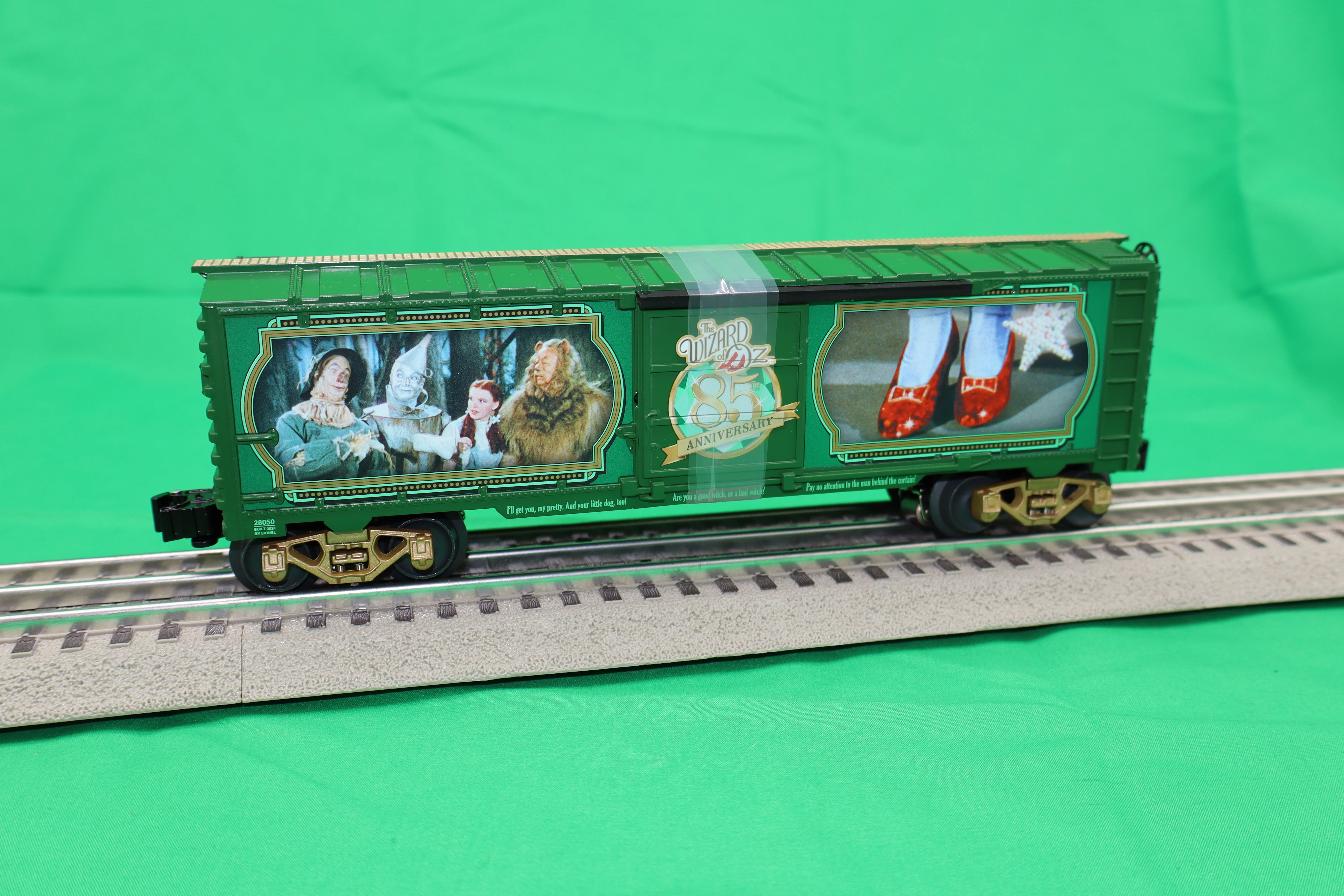 Lionel 2428050 - Wizard of Oz - 85th Anniversary Illuminated Boxcar "Red Slippers" - Image 2